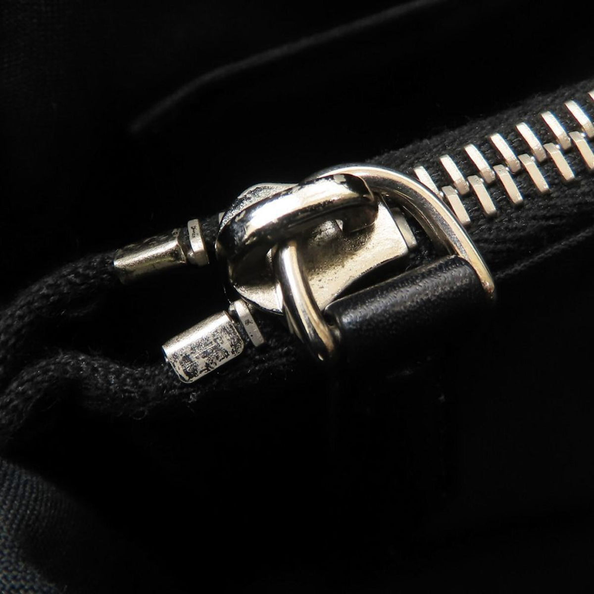 Fendi Black Leather Shoulder Bag (Pre-Owned)