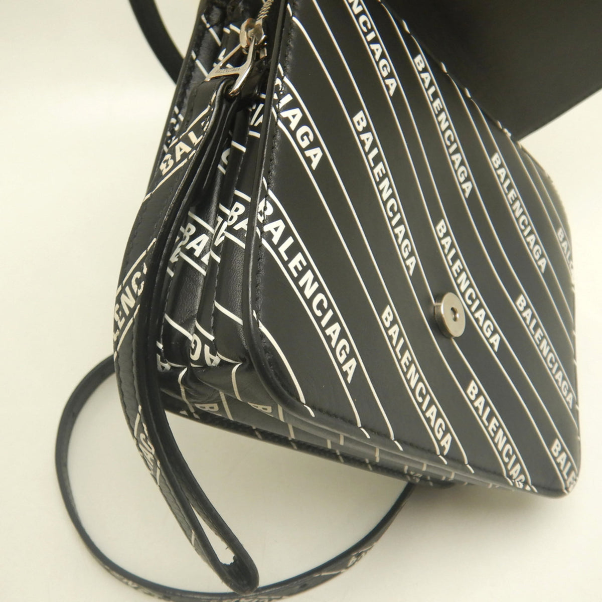 Balenciaga Black White Leather Shoulder Bag (Pre-Owned)