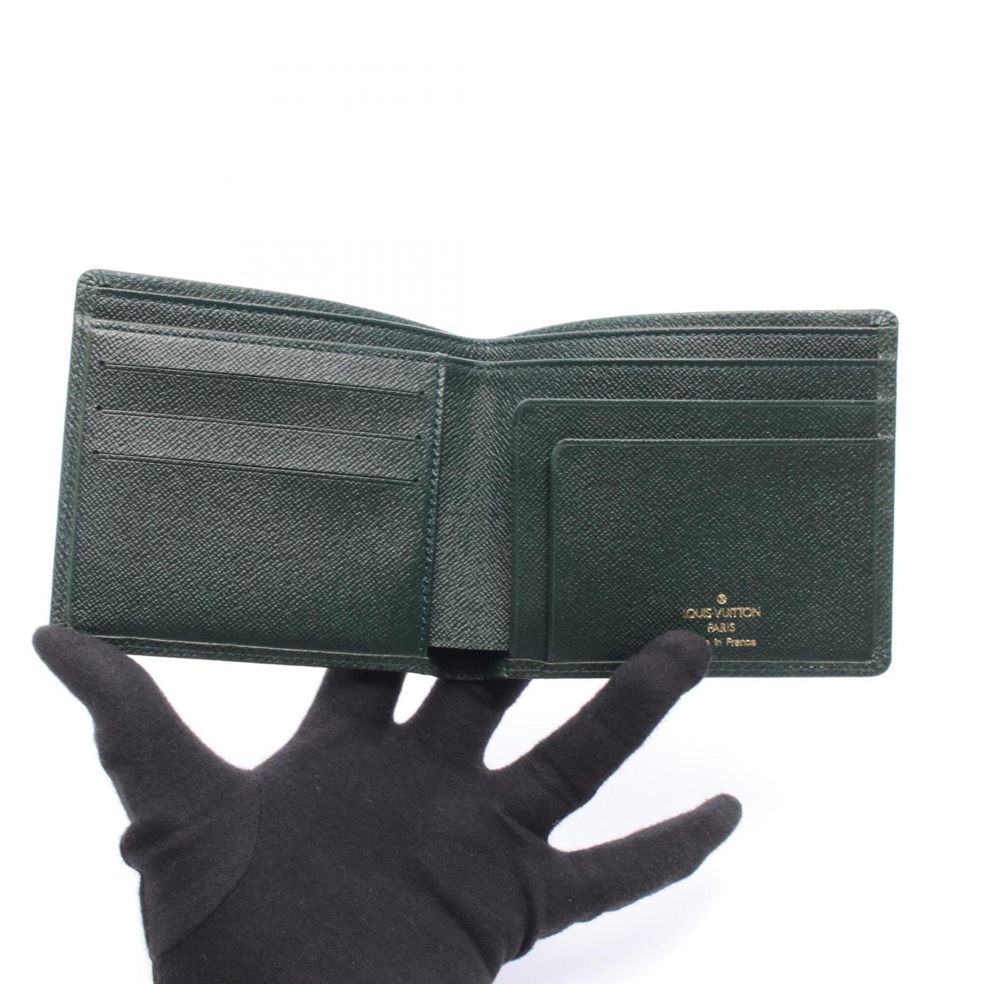 Louis Vuitton Green Taiga Leather Leather Wallet (Bi-Fold) (Pre-Owned)