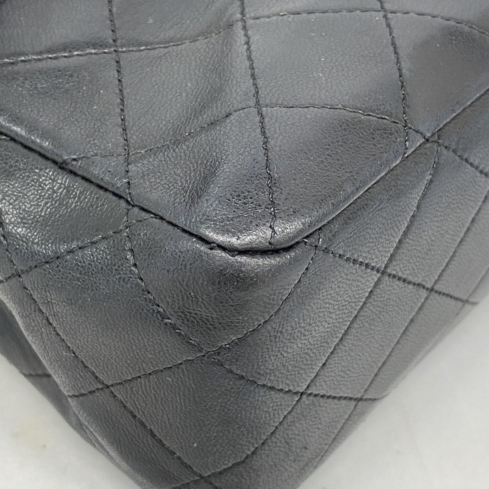 Chanel Black Leather Shoulder Bag (Pre-Owned)