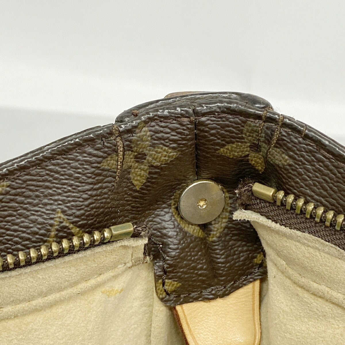Louis Vuitton Brown Shoulder Bag (Pre-Owned)