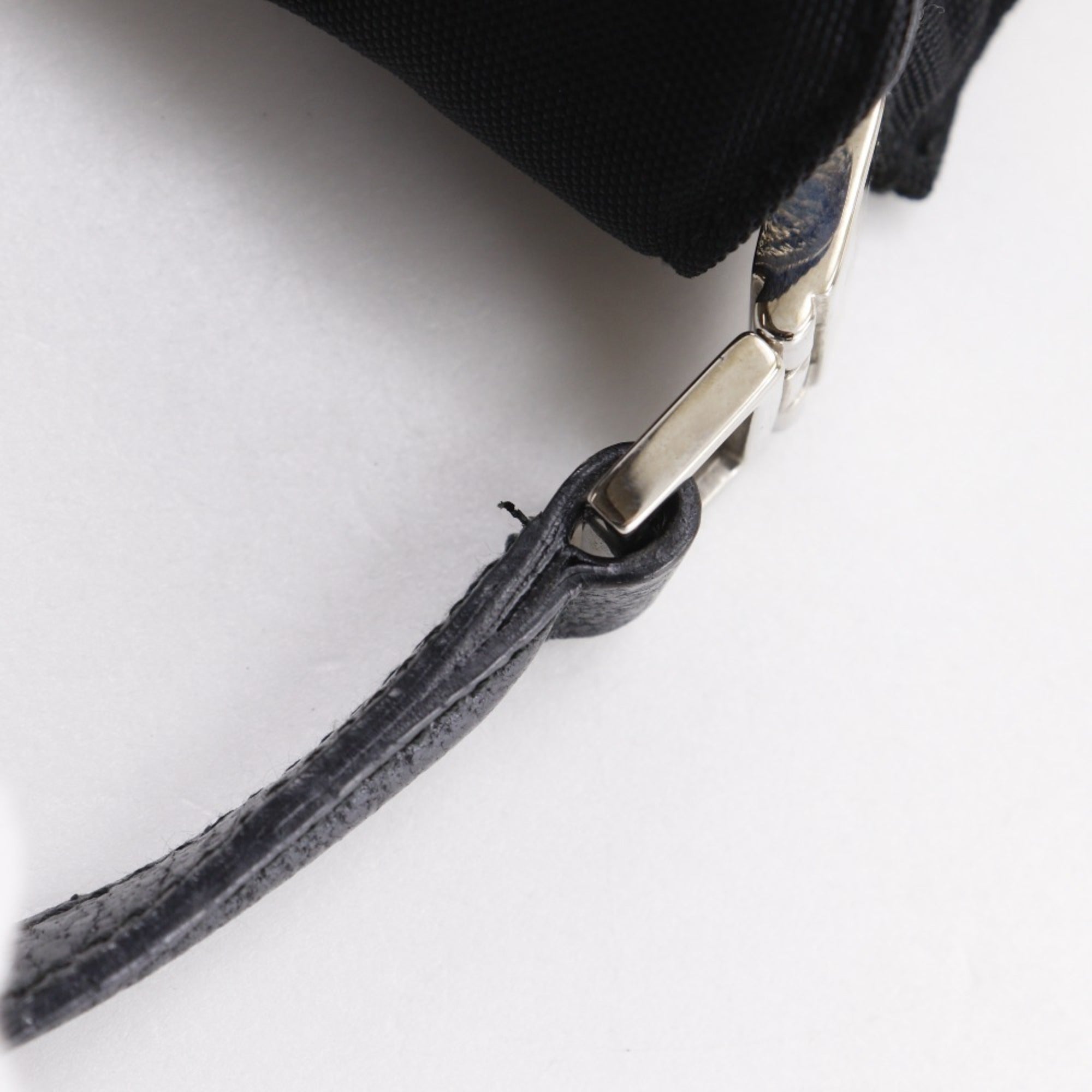 Gucci Black Nylon Canvas Shoulder Bag (Pre-Owned)