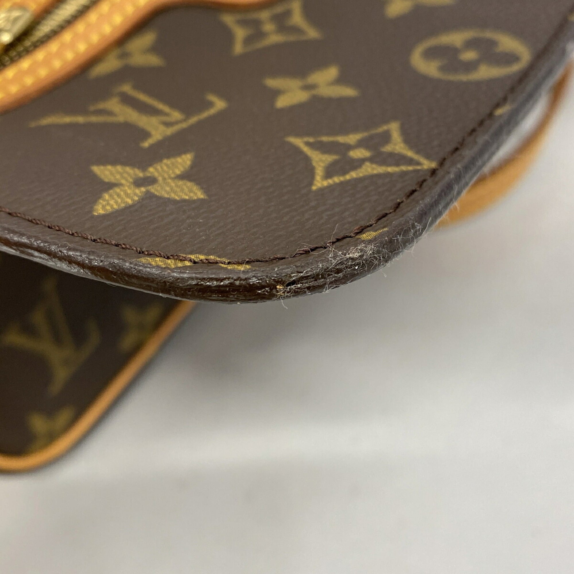 Louis Vuitton Brown Shoulder Bag (Pre-Owned)