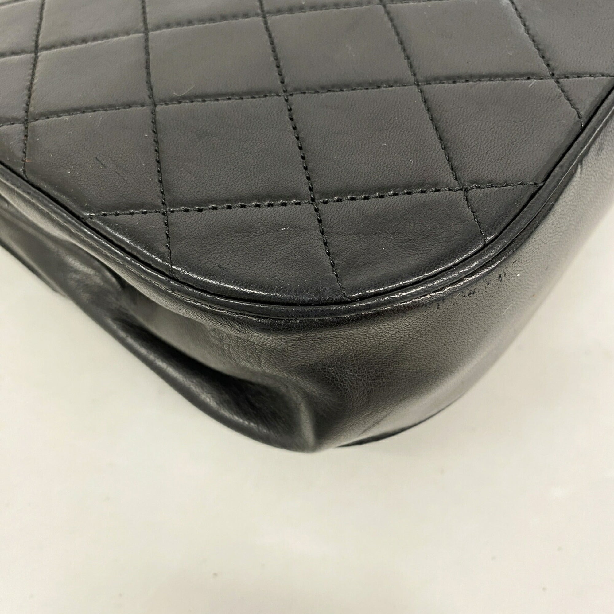 Chanel Black Leather Shoulder Bag (Pre-Owned)