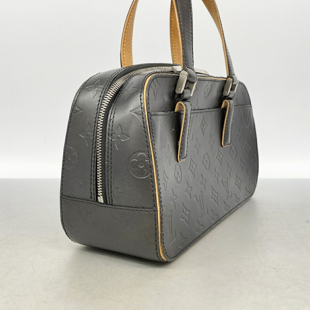 Louis Vuitton Noir Handbag (Pre-Owned)