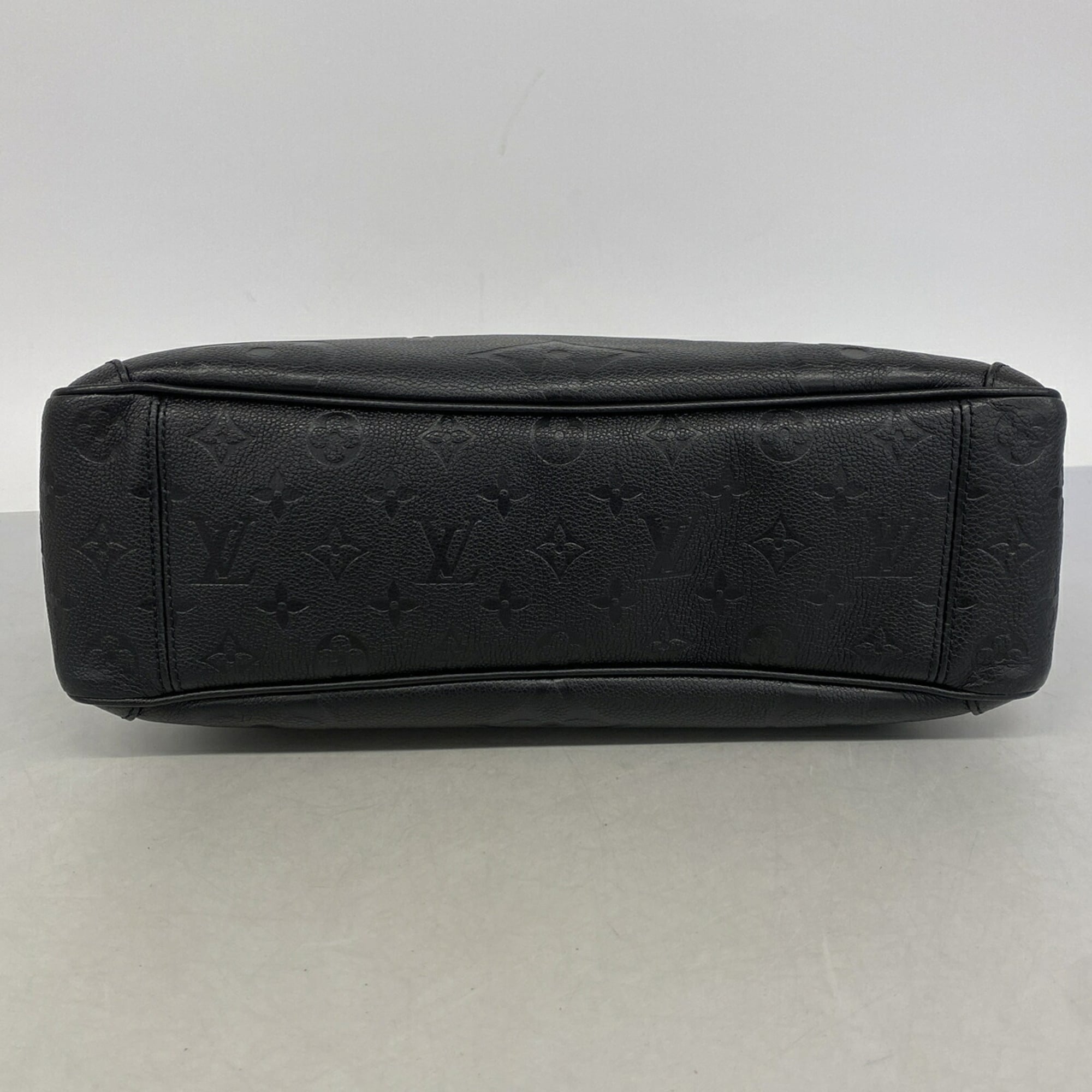 Louis Vuitton Noir Handbag (Pre-Owned)