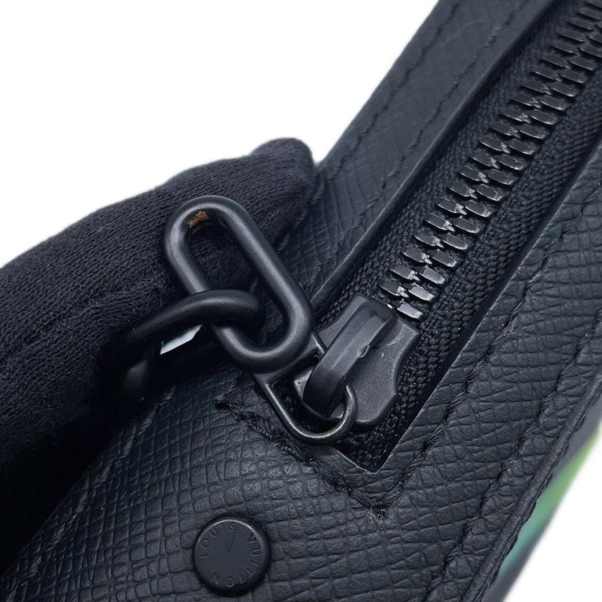 Louis Vuitton Taiga Black Noir Taiga Leather Shoulder Bag (Pre-Owned)
