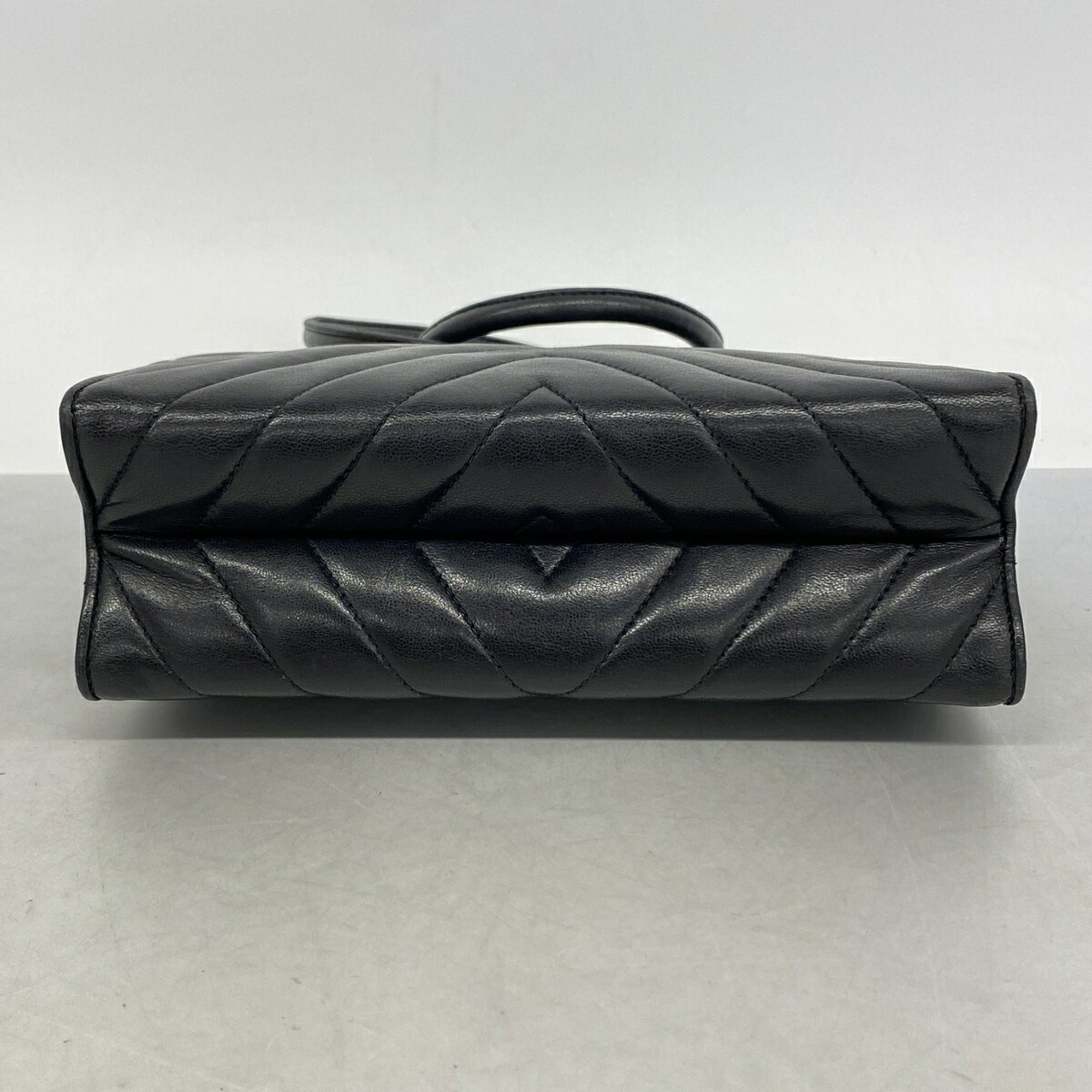 Chanel Black Leather Shoulder Bag (Pre-Owned)
