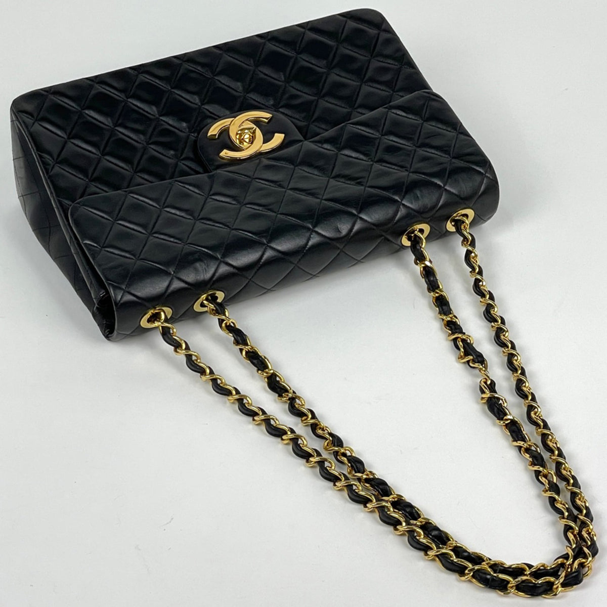 Chanel Matelasse Black Leather Shoulder Bag (Pre-Owned)
