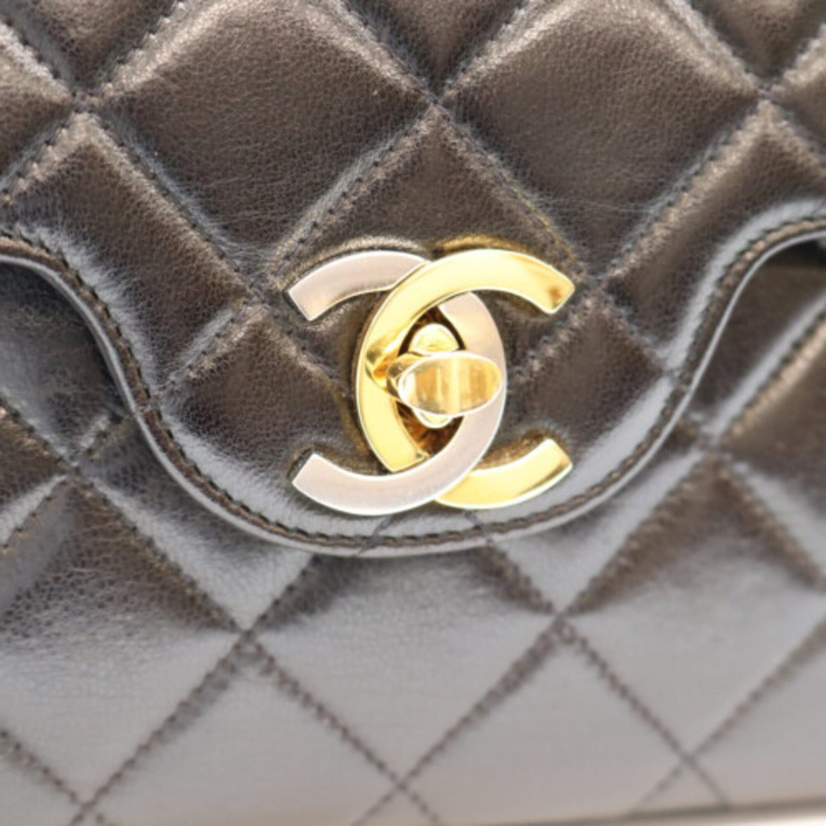 Chanel Black Leather Shoulder Bag (Pre-Owned)