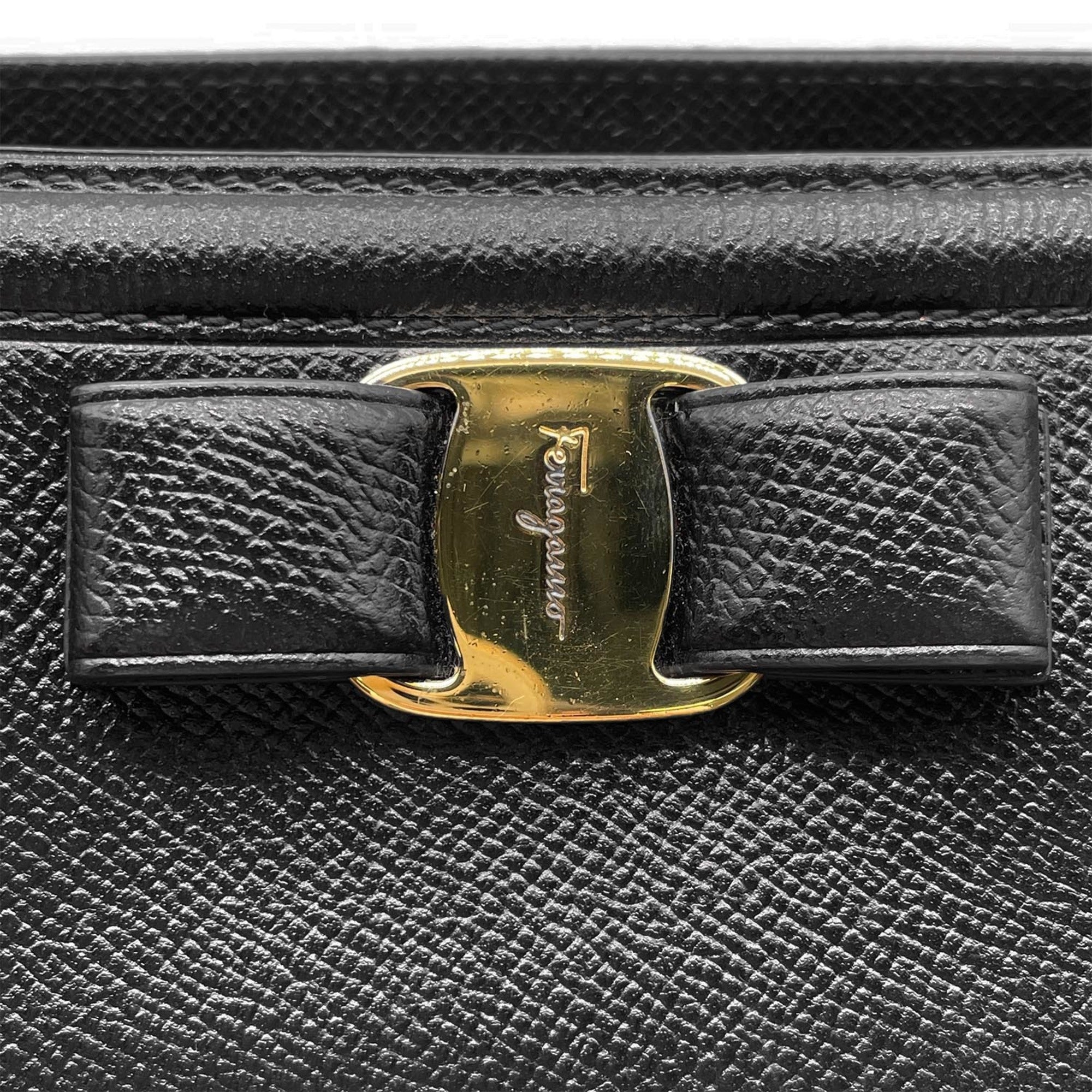 Salvatore Ferragamo Black Leather Shoulder Bag (Pre-Owned)