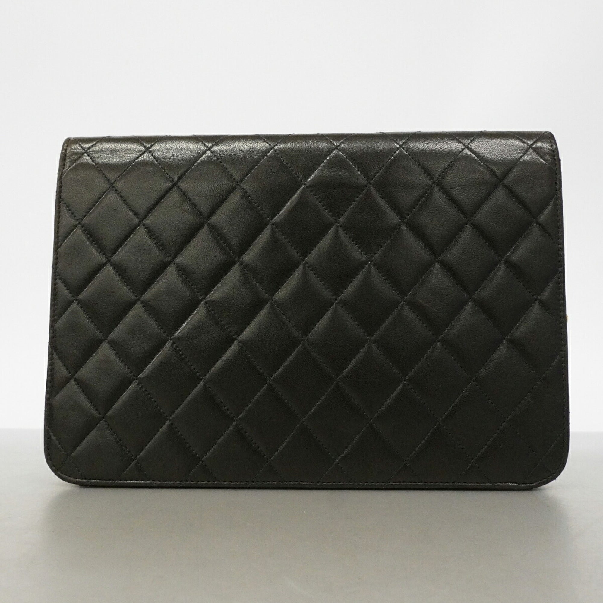 Chanel Black Leather Shoulder Bag (Pre-Owned)