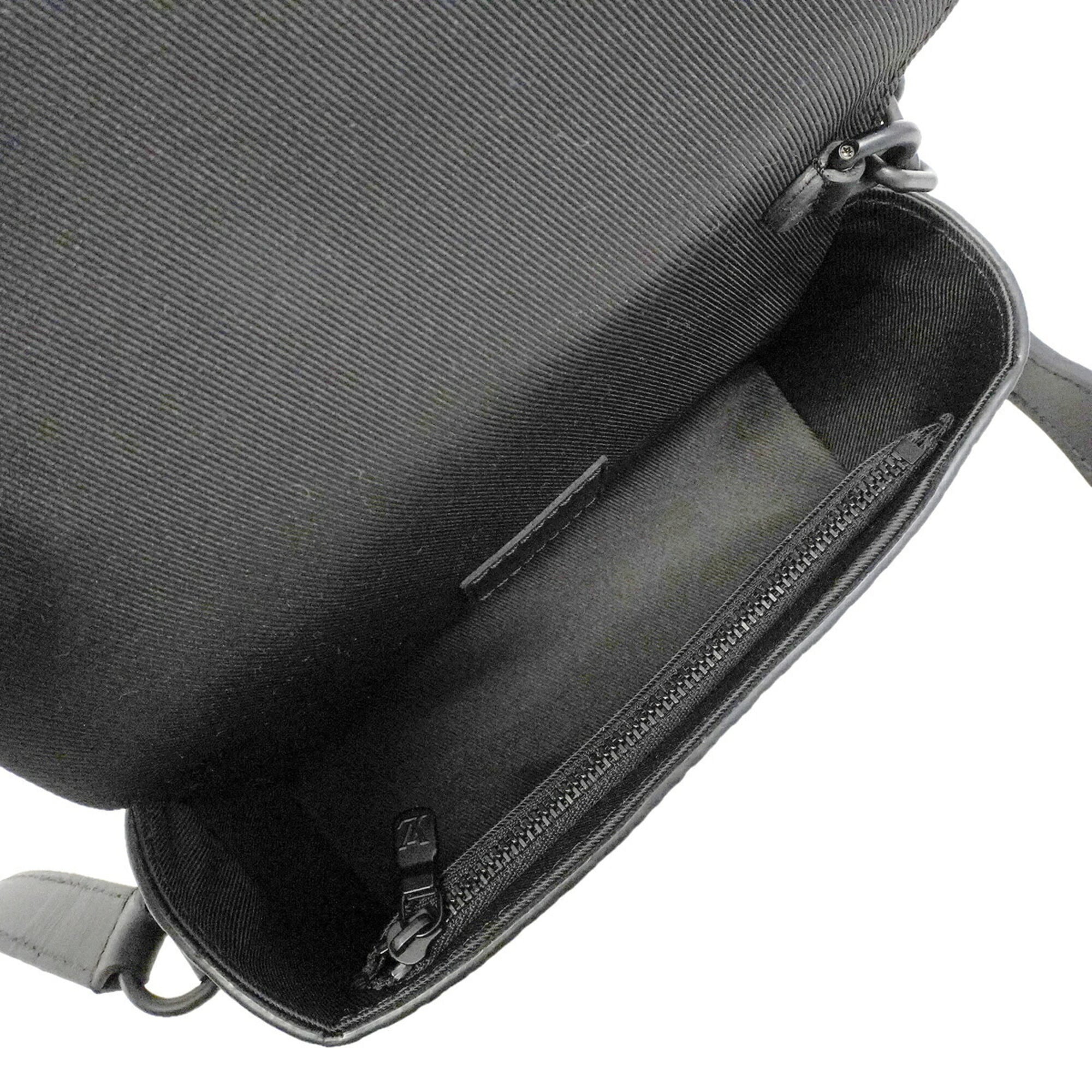 Louis Vuitton Noir Shoulder Bag (Pre-Owned)