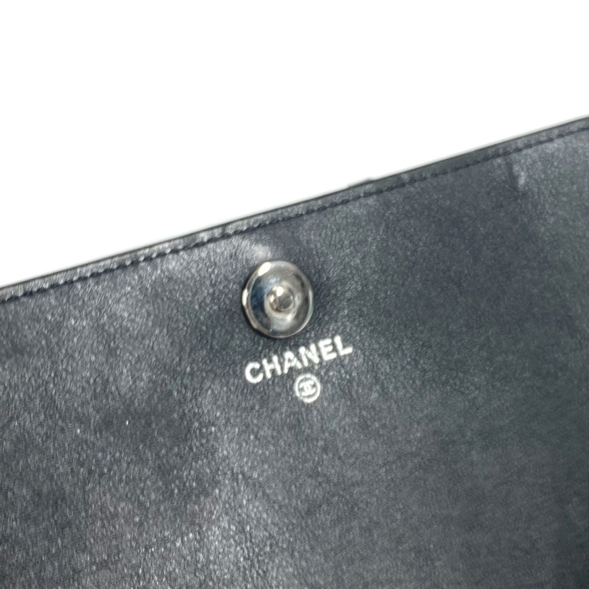Chanel Black Patent Leather Pochette Shoulder Bag (Pre-Owned)