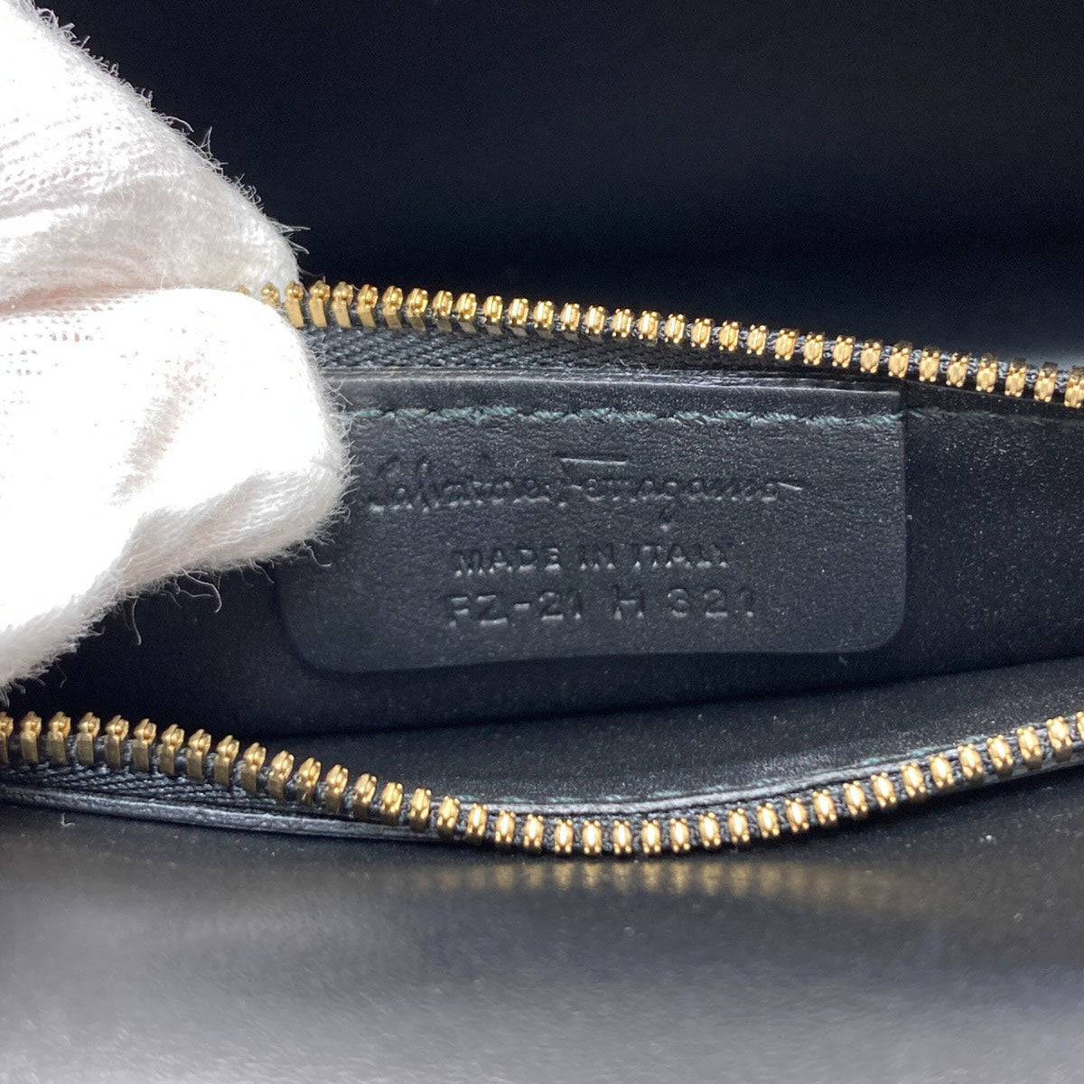 Salvatore Ferragamo Black Leather Shoulder Bag (Pre-Owned)