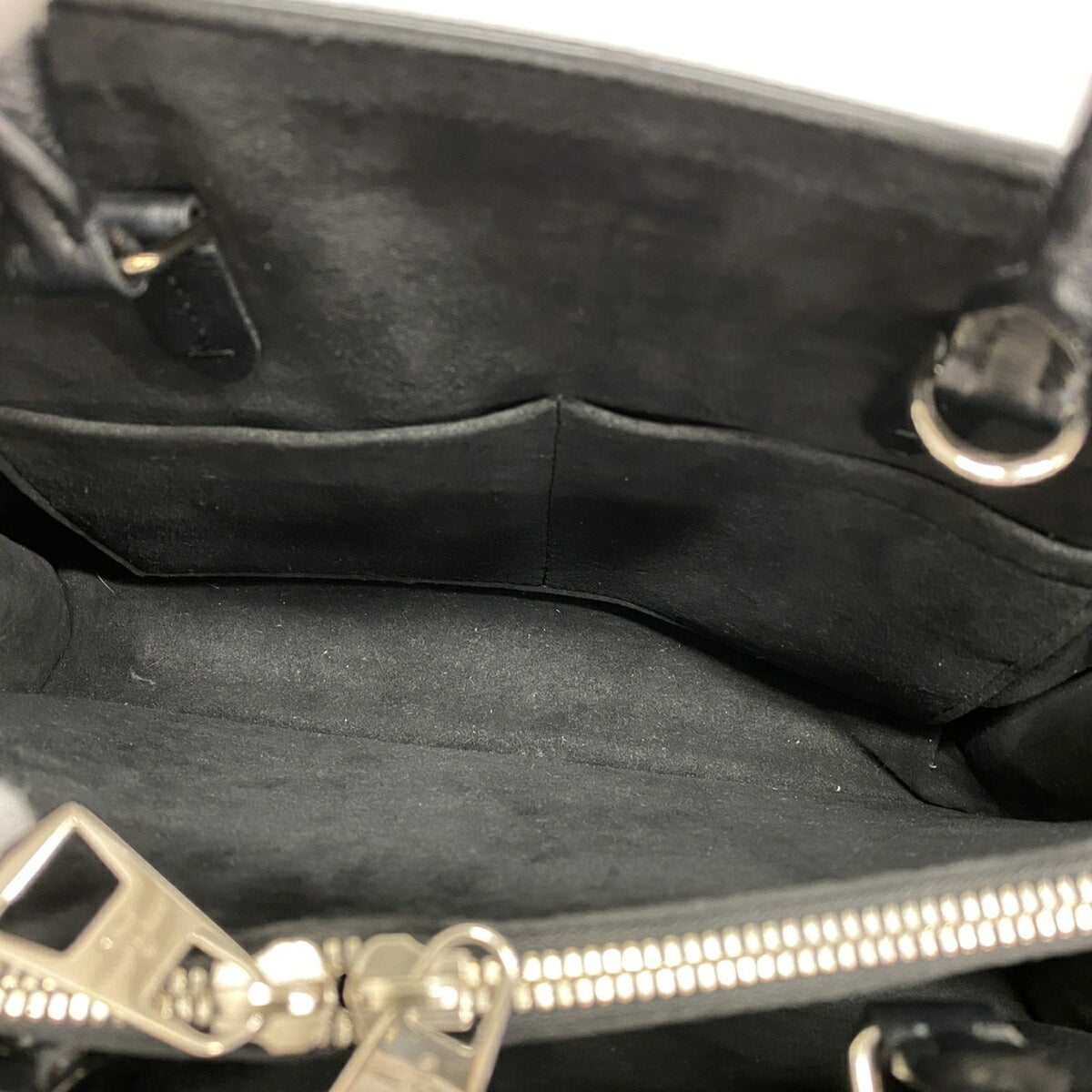 Louis Vuitton Noir Handbag (Pre-Owned)