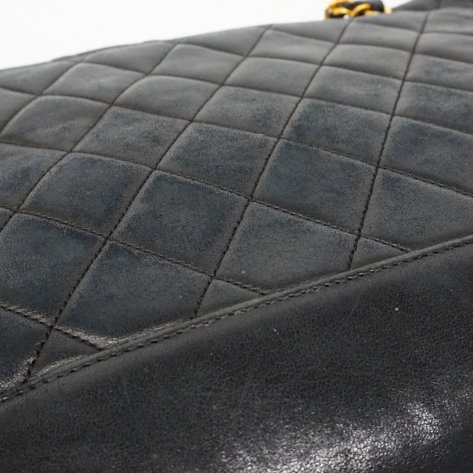 Chanel Black Leather Shoulder Bag (Pre-Owned)