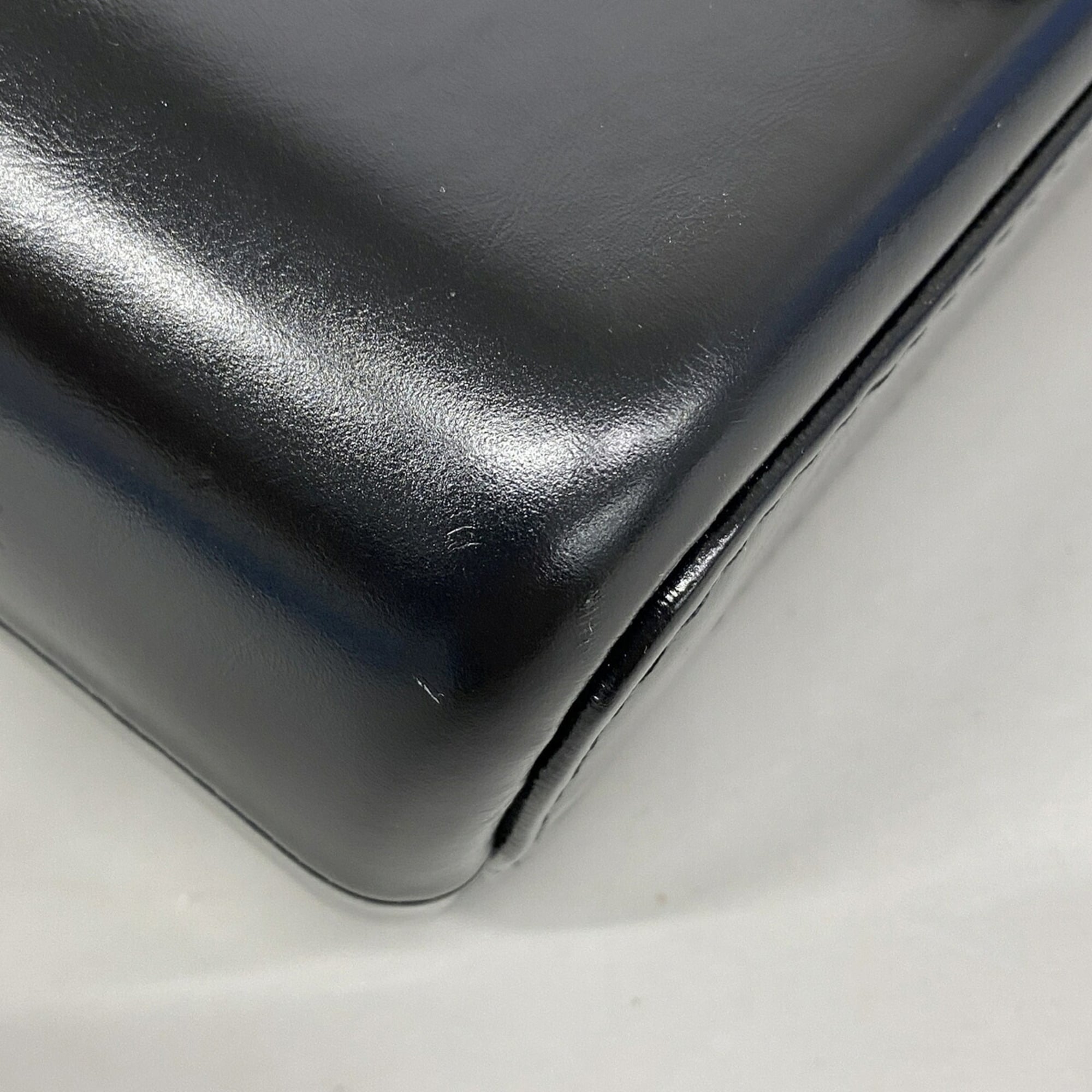 Chanel Black Leather Shoulder Bag (Pre-Owned)