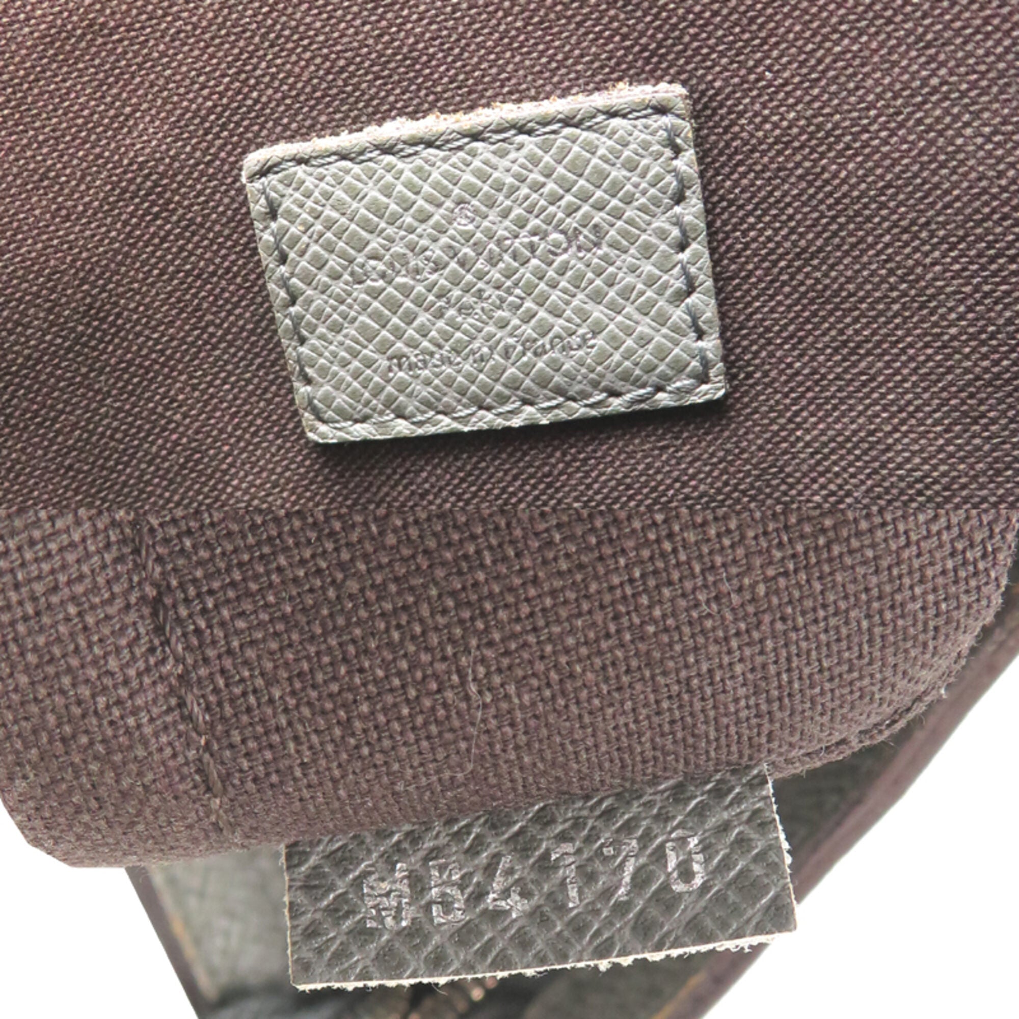 Louis Vuitton Glacier Taiga Leather Shoulder Bag (Pre-Owned)