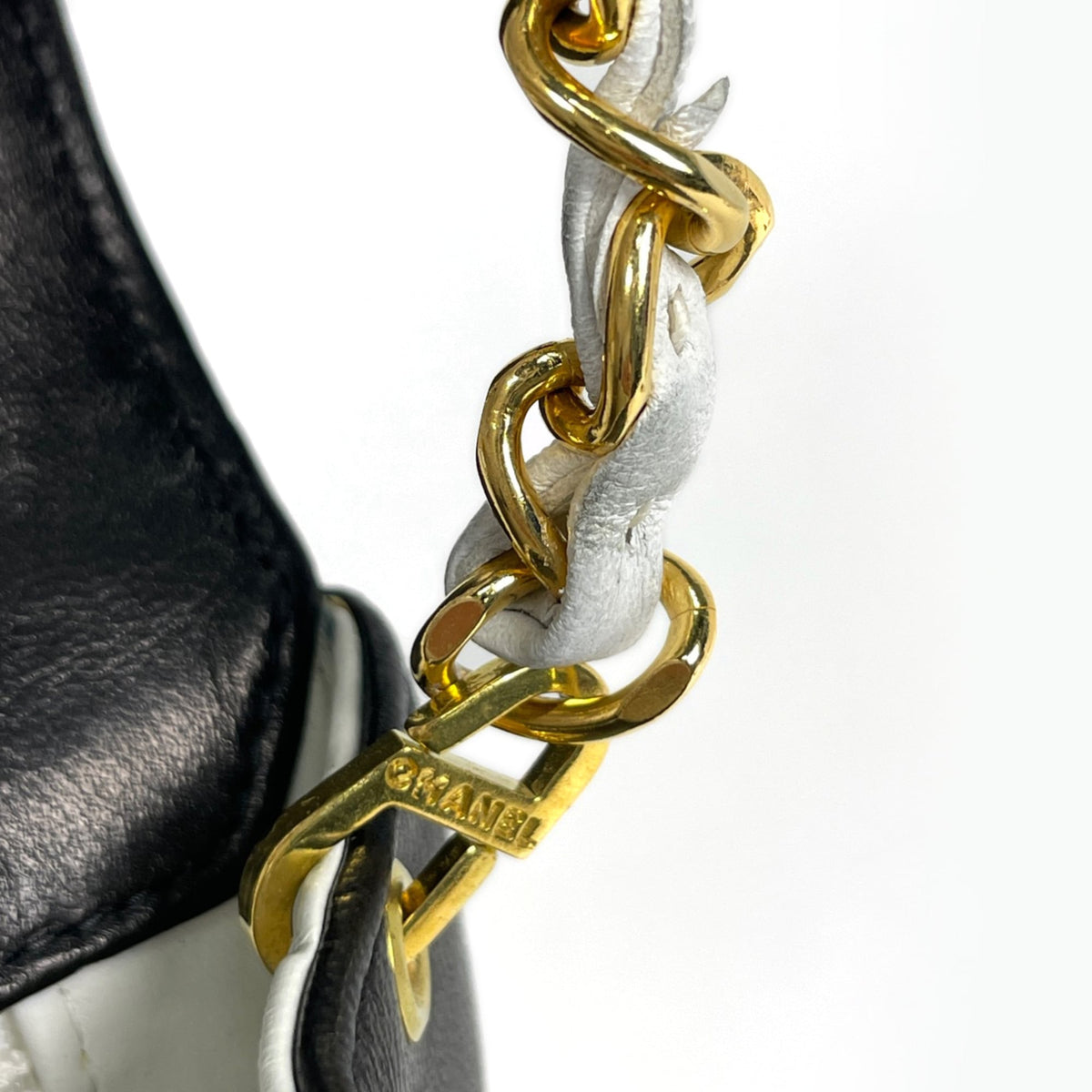 Chanel Black White Leather Shoulder Bag (Pre-Owned)