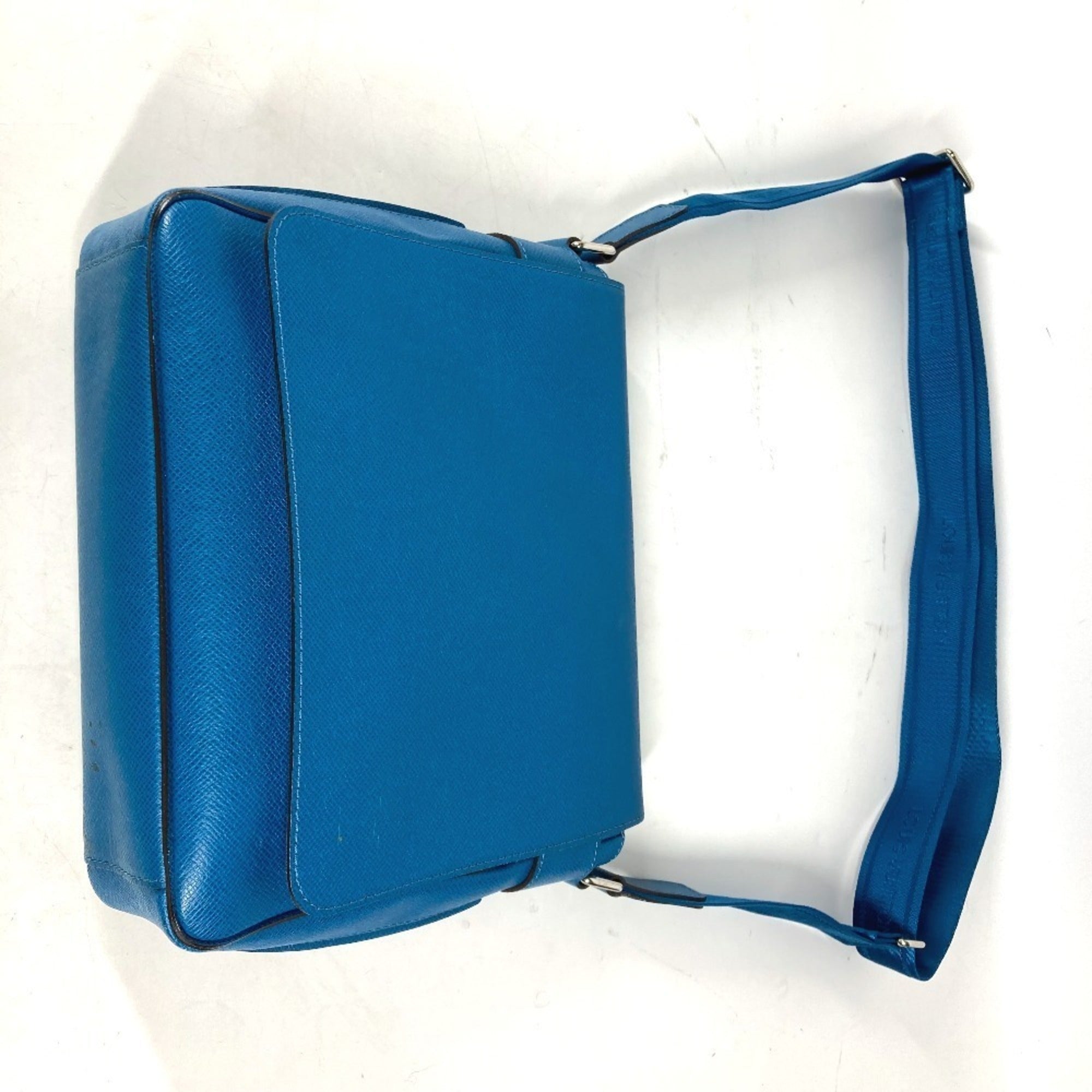 Louis Vuitton Blue Taiga Leather Messenger Bag Shoulder Bag (Pre-Owned)