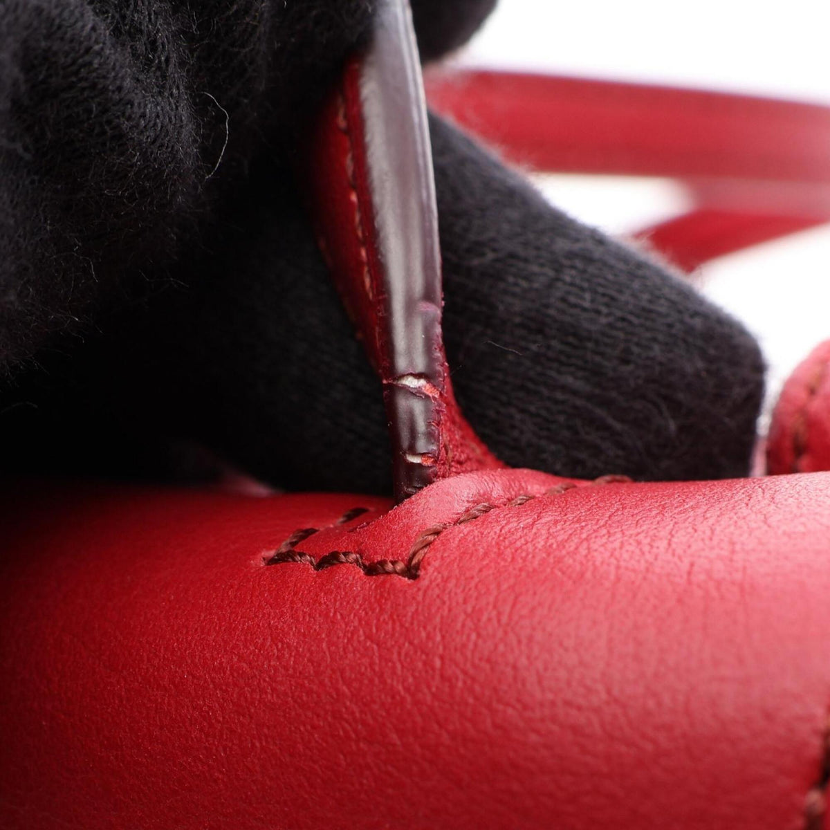 Tod's Red Color Leather Handbag (Pre-Owned)