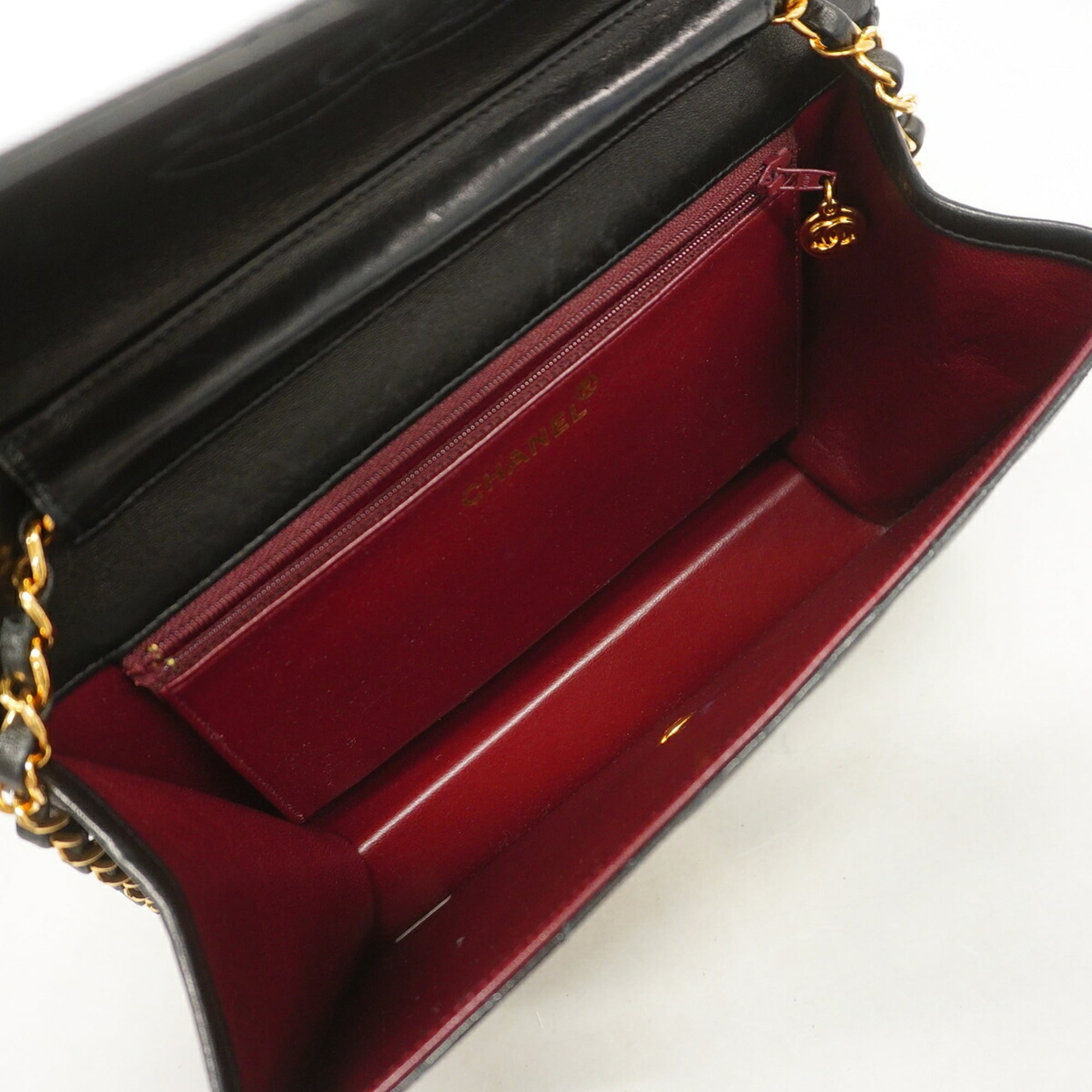 Chanel Black Leather Shoulder Bag (Pre-Owned)