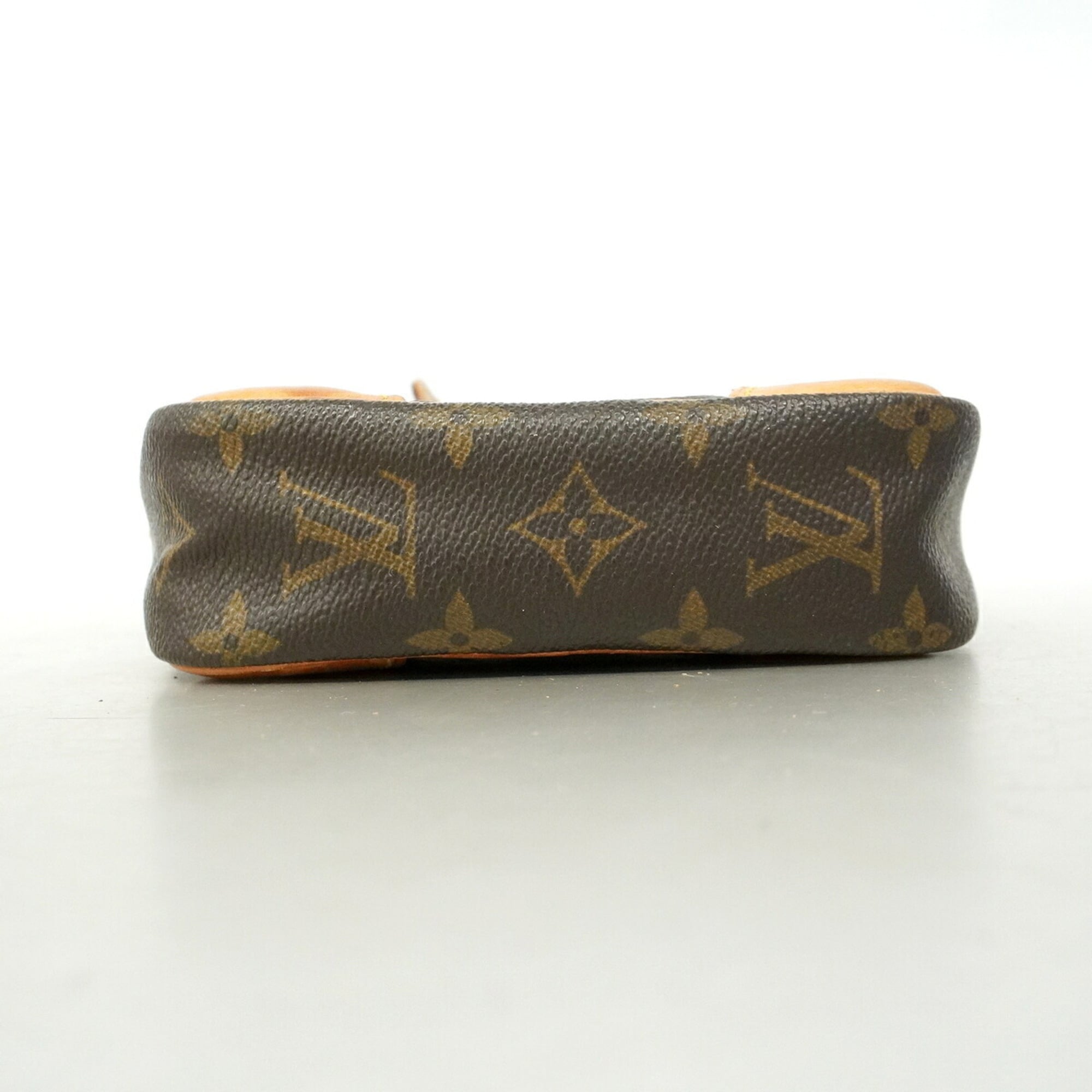 Louis Vuitton Brown Shoulder Bag (Pre-Owned)