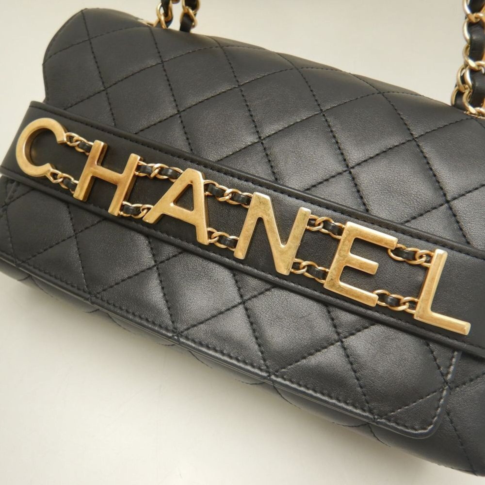 Chanel Black Leather Shoulder Bag (Pre-Owned)