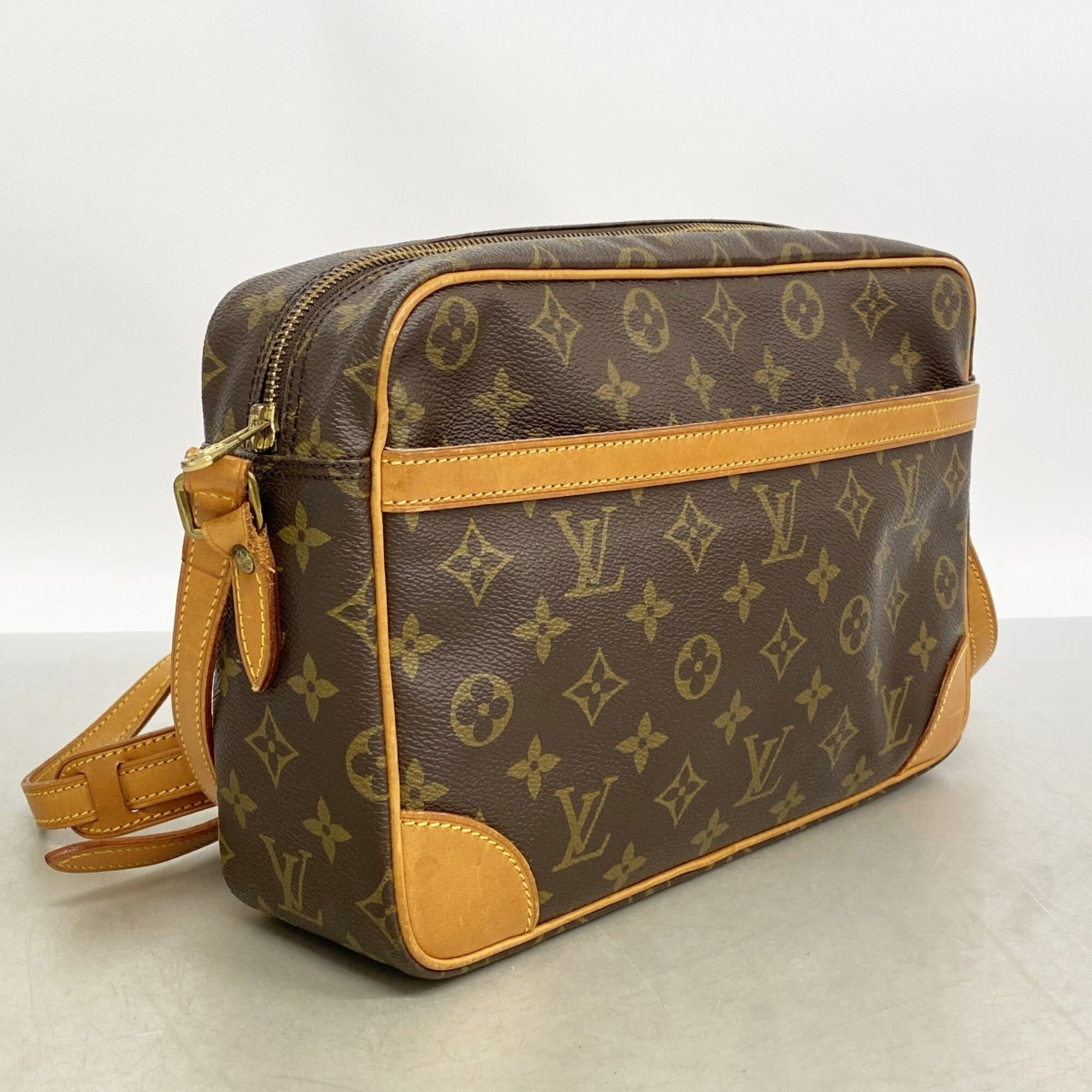 Louis Vuitton Brown Shoulder Bag (Pre-Owned)