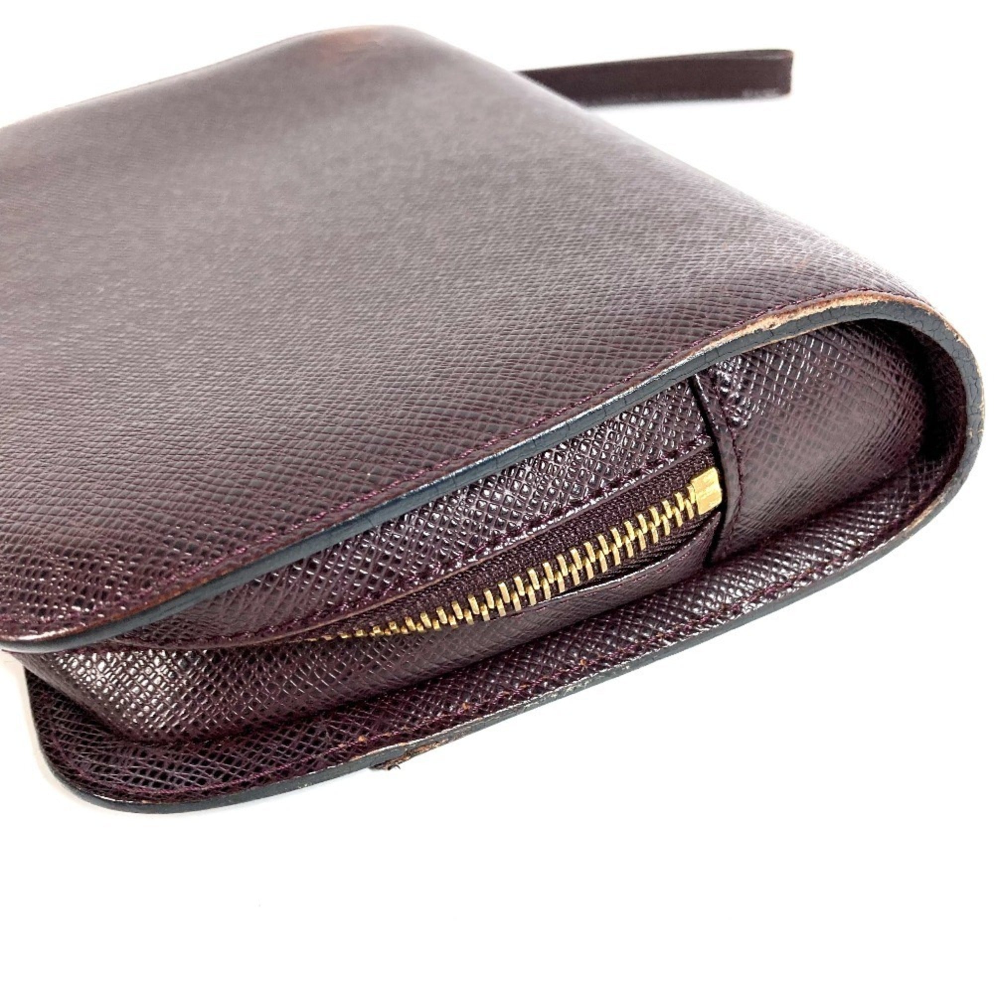 Louis Vuitton Acajou Purple Taiga Leather Leather Clutch Bag (Pre-Owned)