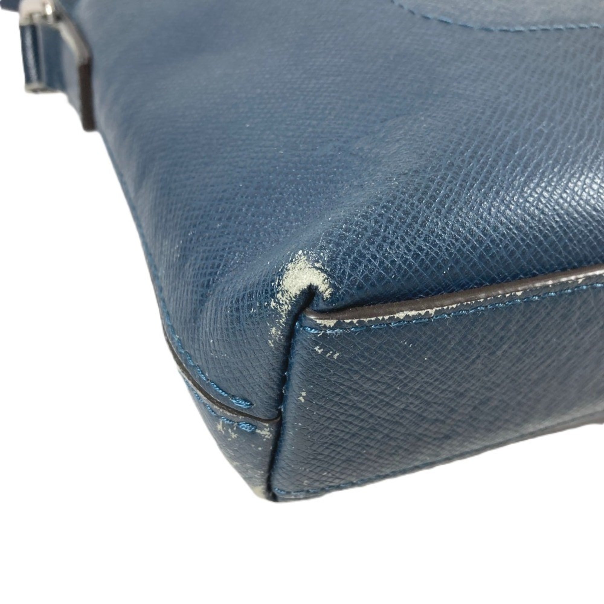Louis Vuitton Blue Ocean Taiga Leather Leather Shoulder Bag (Pre-Owned)