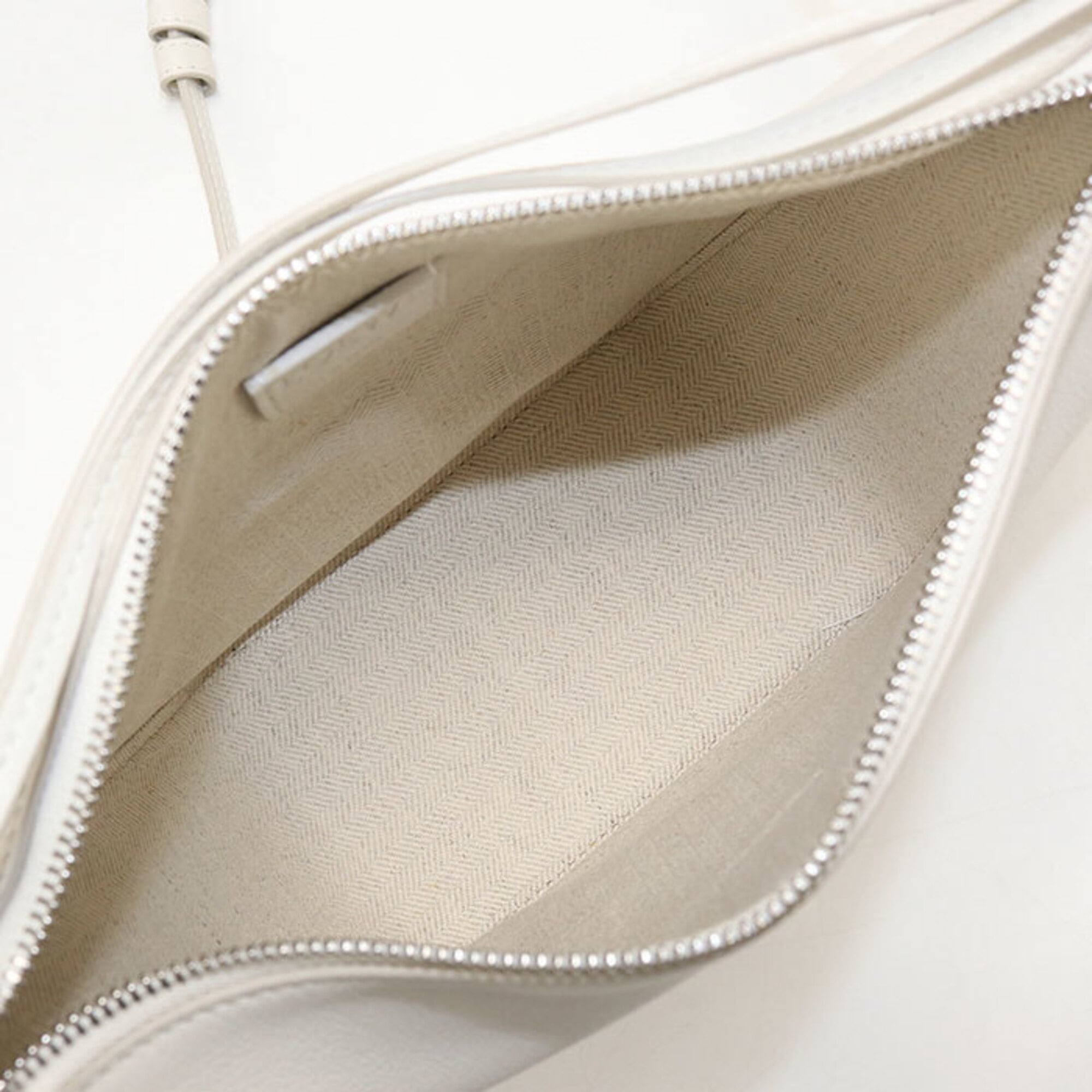 Loewe White Leather Shoulder Bag (Pre-Owned)
