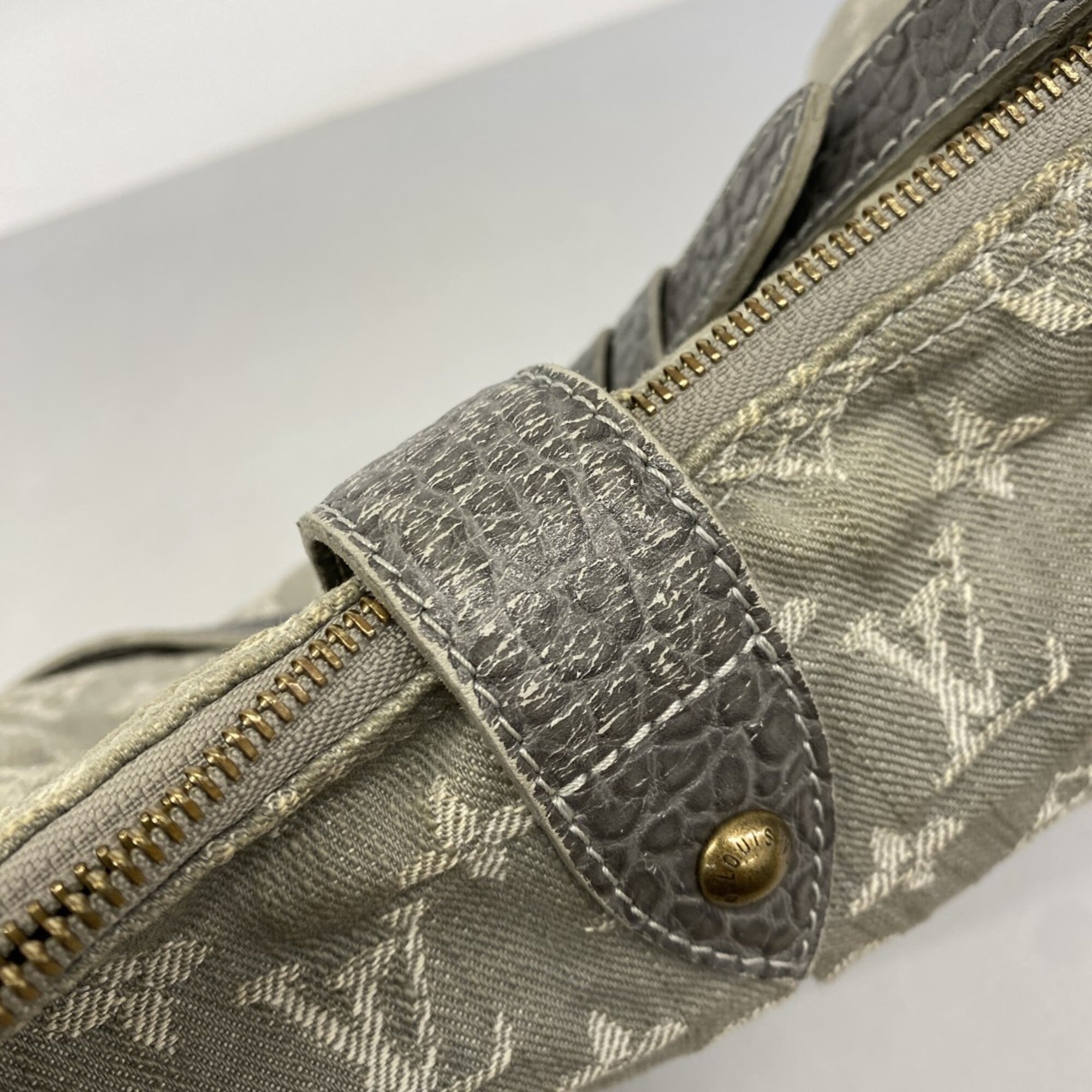 Louis Vuitton Gris Shoulder Bag (Pre-Owned)