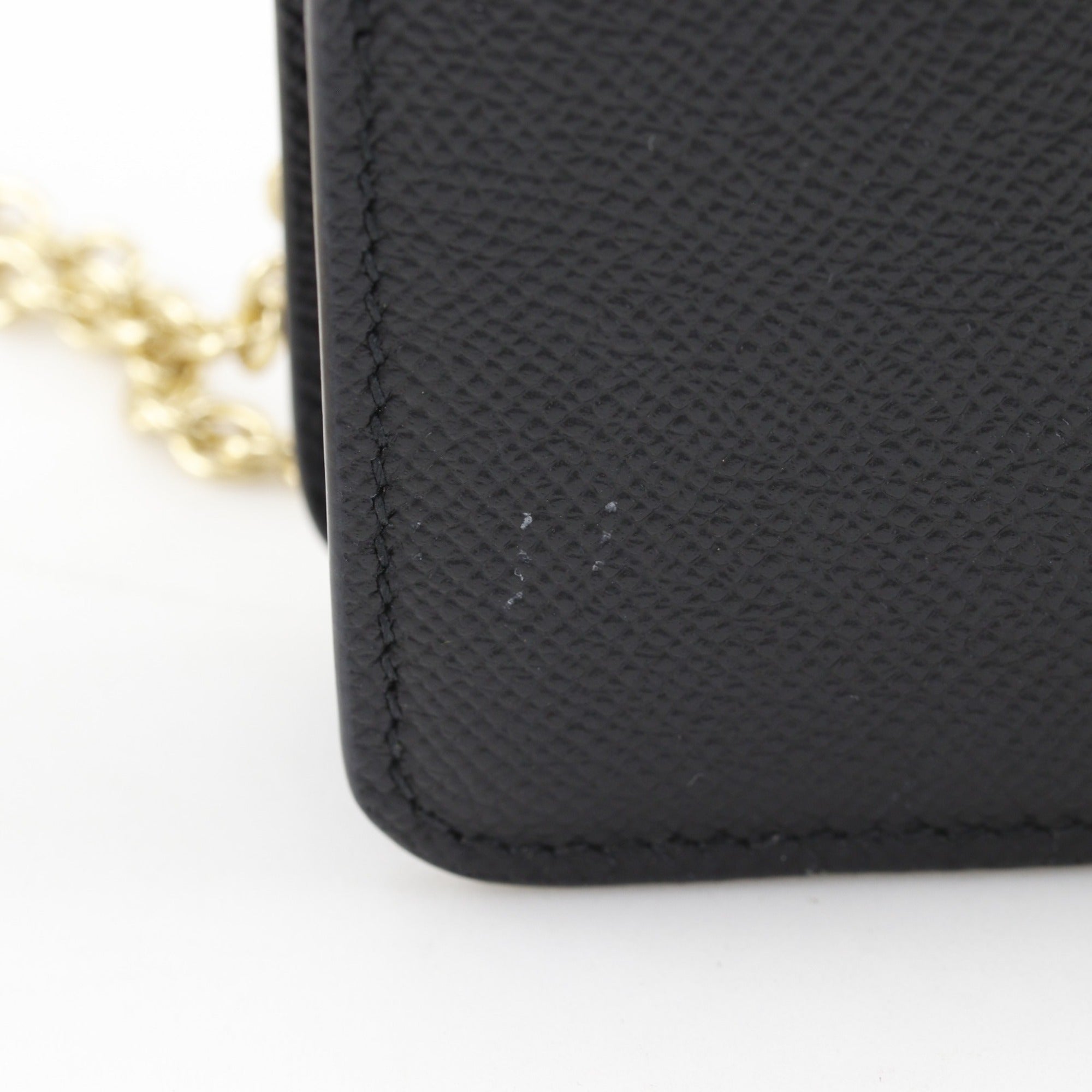 Salvatore Ferragamo Black Leather Shoulder Bag (Pre-Owned)