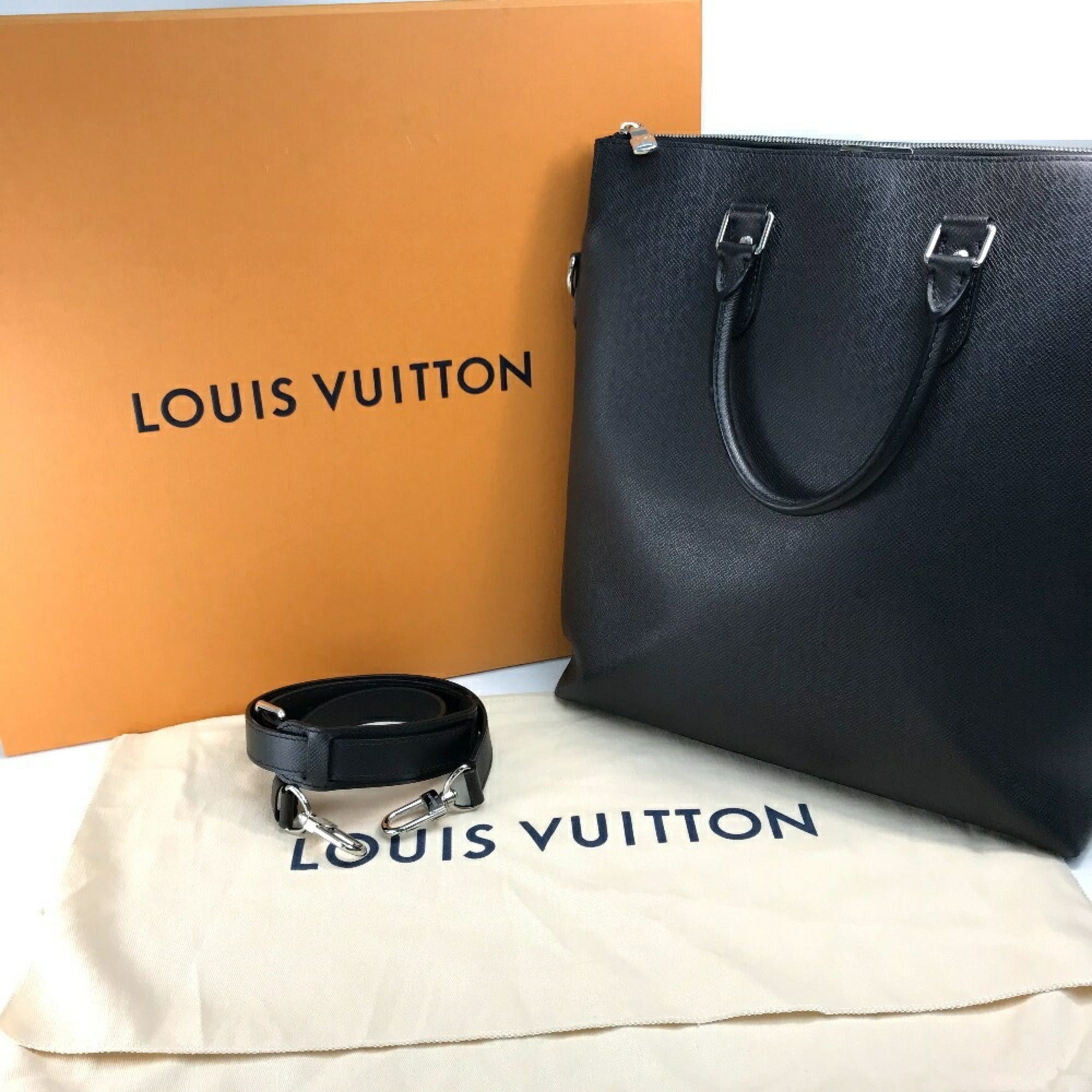 Louis Vuitton Taiga Black Noir Taiga Leather Handbag Shoulder Bag (Pre-Owned)