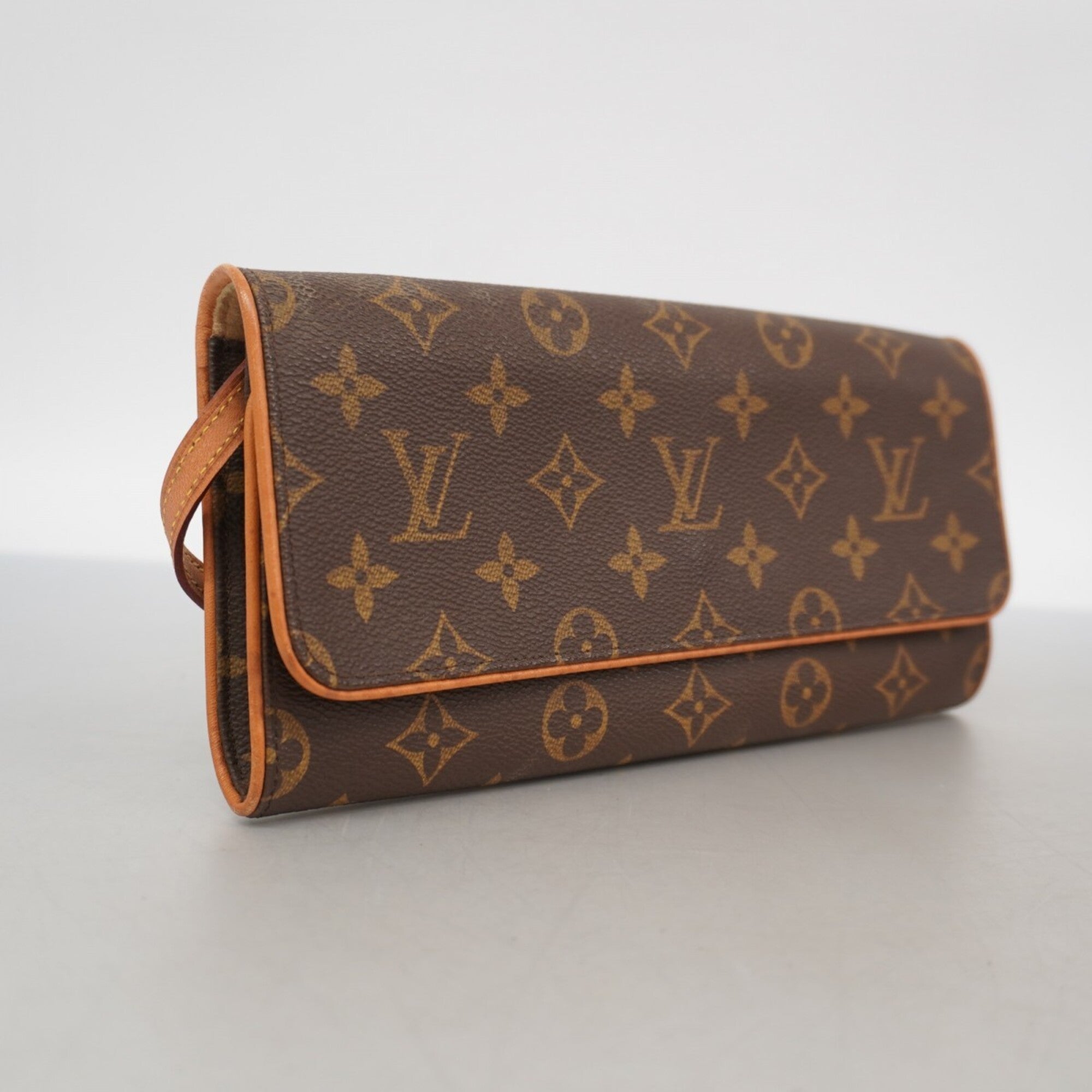 Louis Vuitton Brown Shoulder Bag (Pre-Owned)