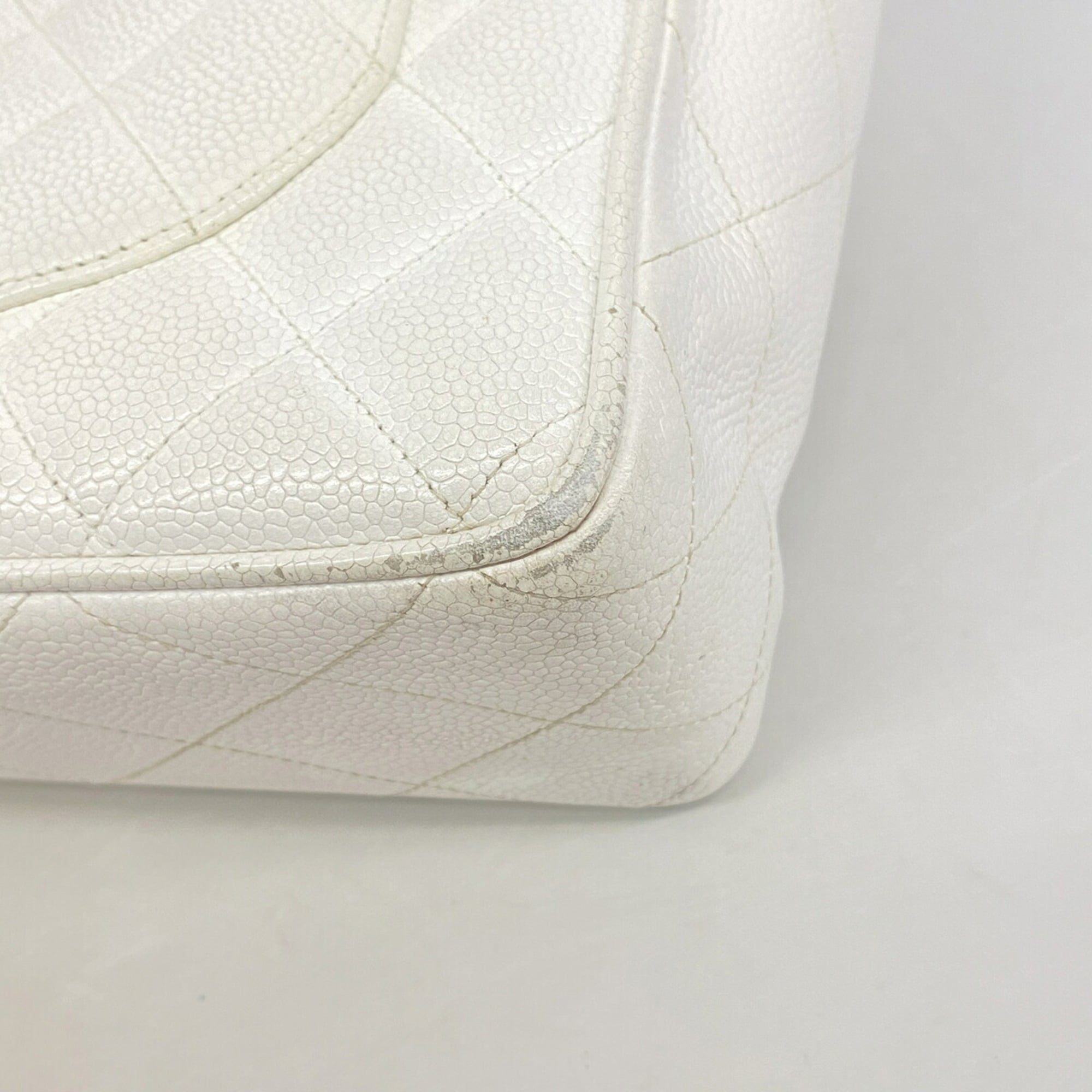 Chanel White Grained Calfskin Shoulder Bag (Pre-Owned)