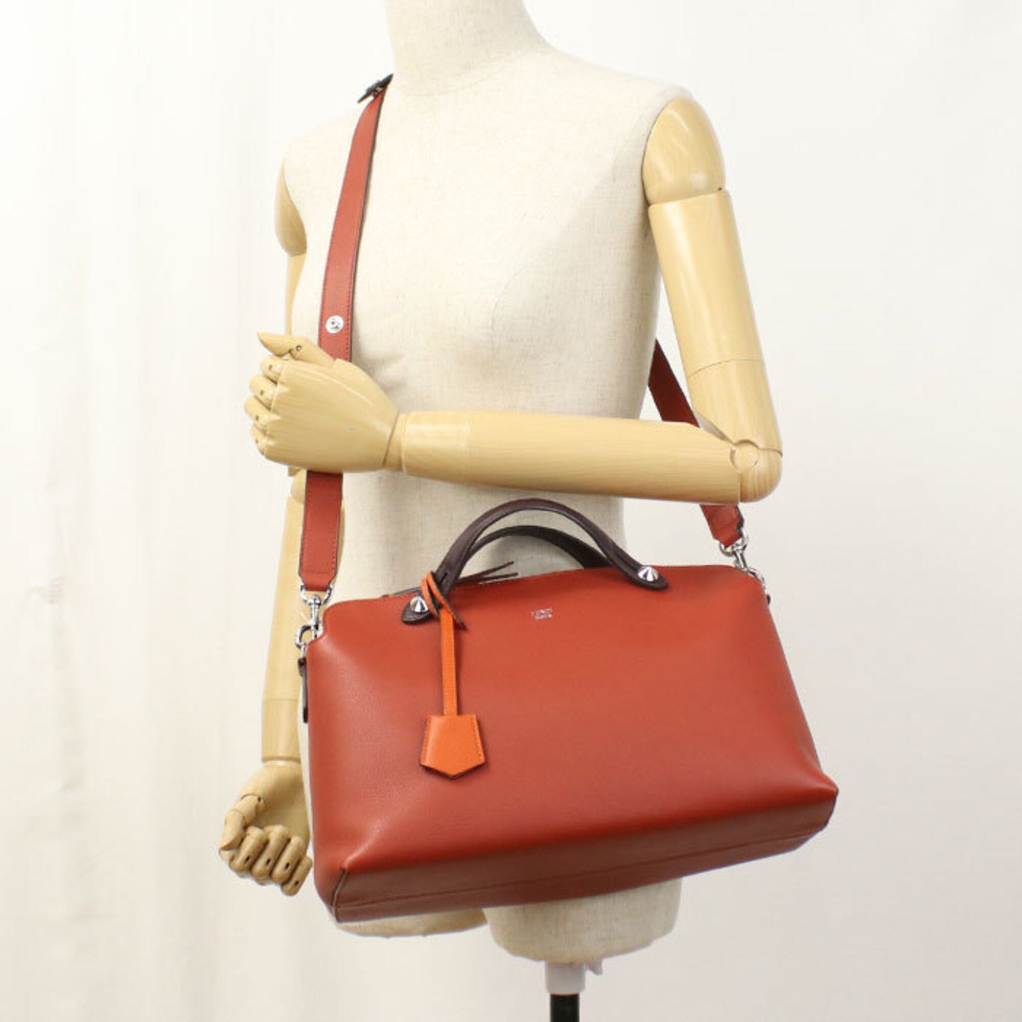 Fendi Red Color Leather Handbag (Pre-Owned)