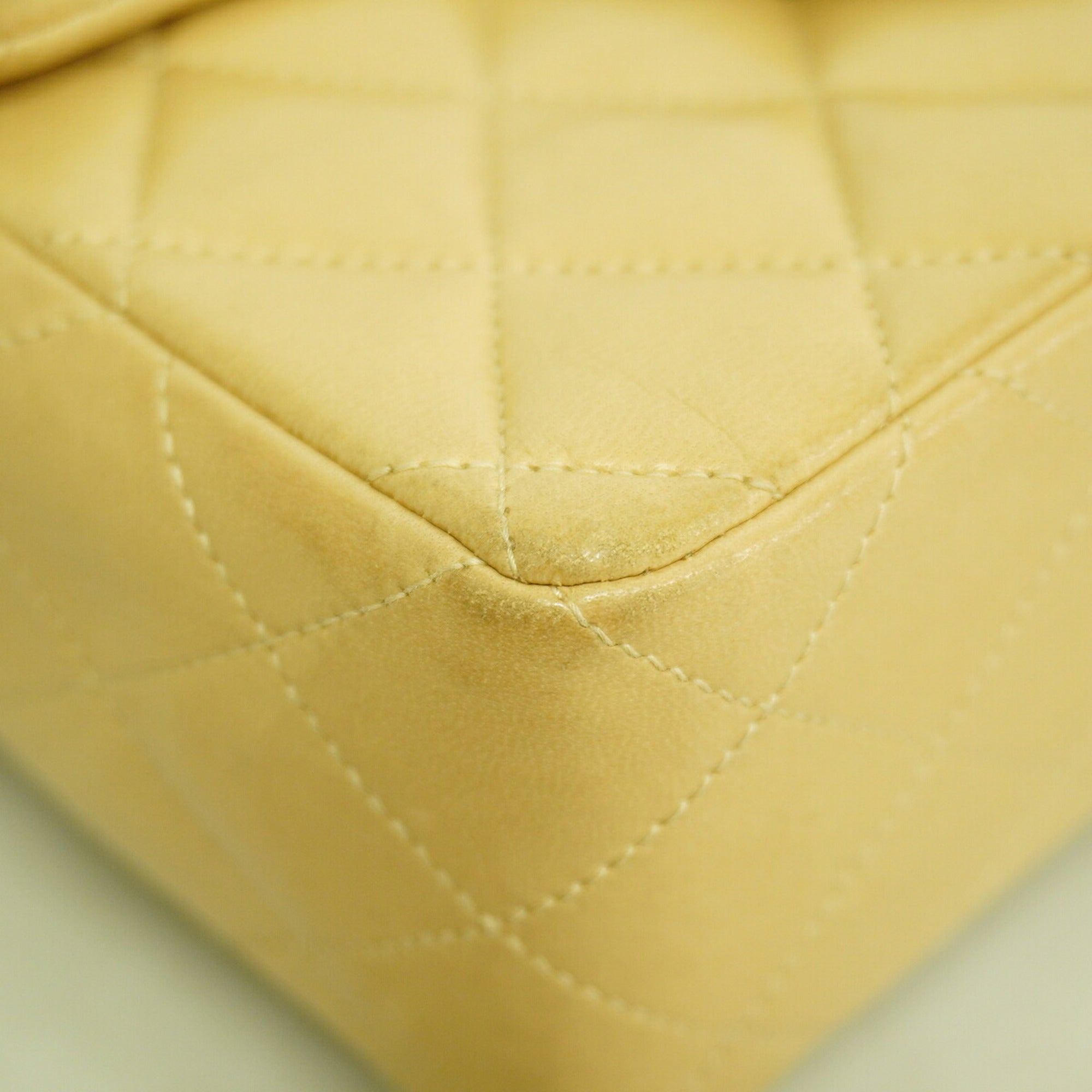Chanel Beige Leather Shoulder Bag (Pre-Owned)