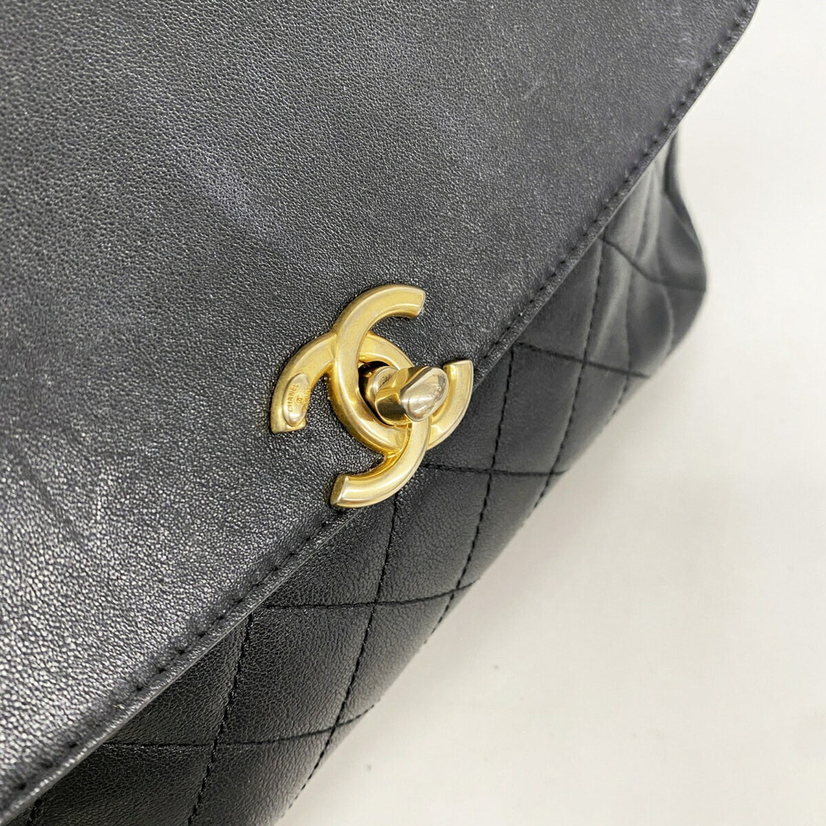 Chanel Black Leather Handbag (Pre-Owned)