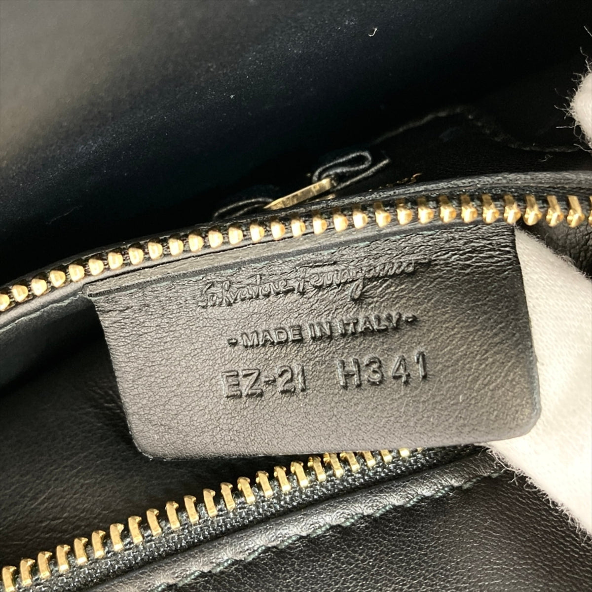 Salvatore Ferragamo Black Leather Shoulder Bag (Pre-Owned)