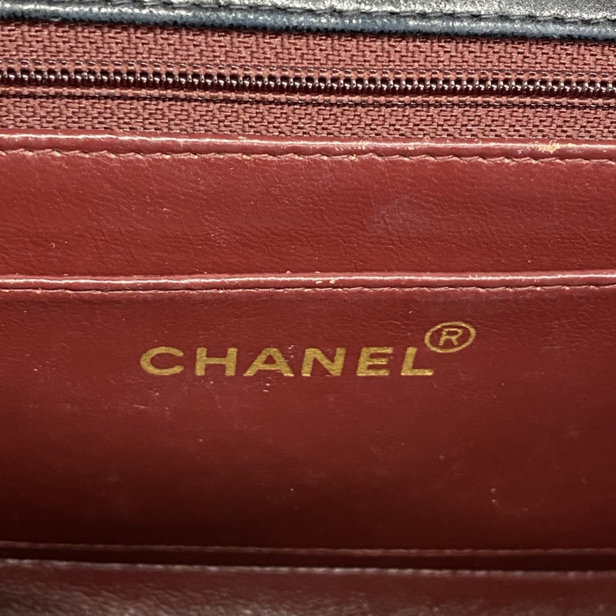 Chanel Black Leather Shoulder Bag (Pre-Owned)