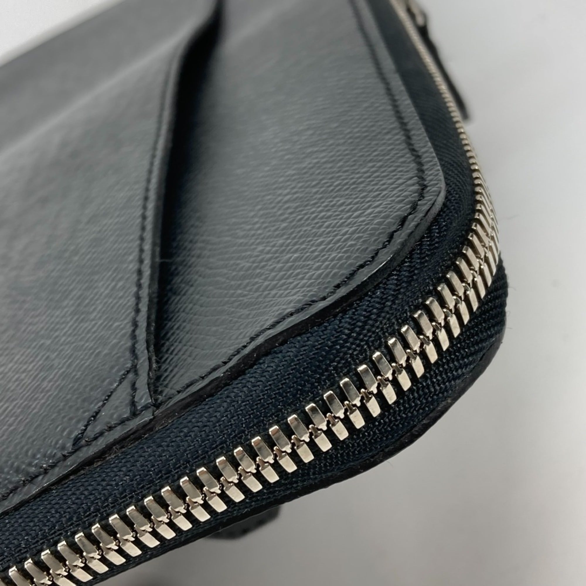 Louis Vuitton Black Noir Taiga Leather Handbag (Pre-Owned)
