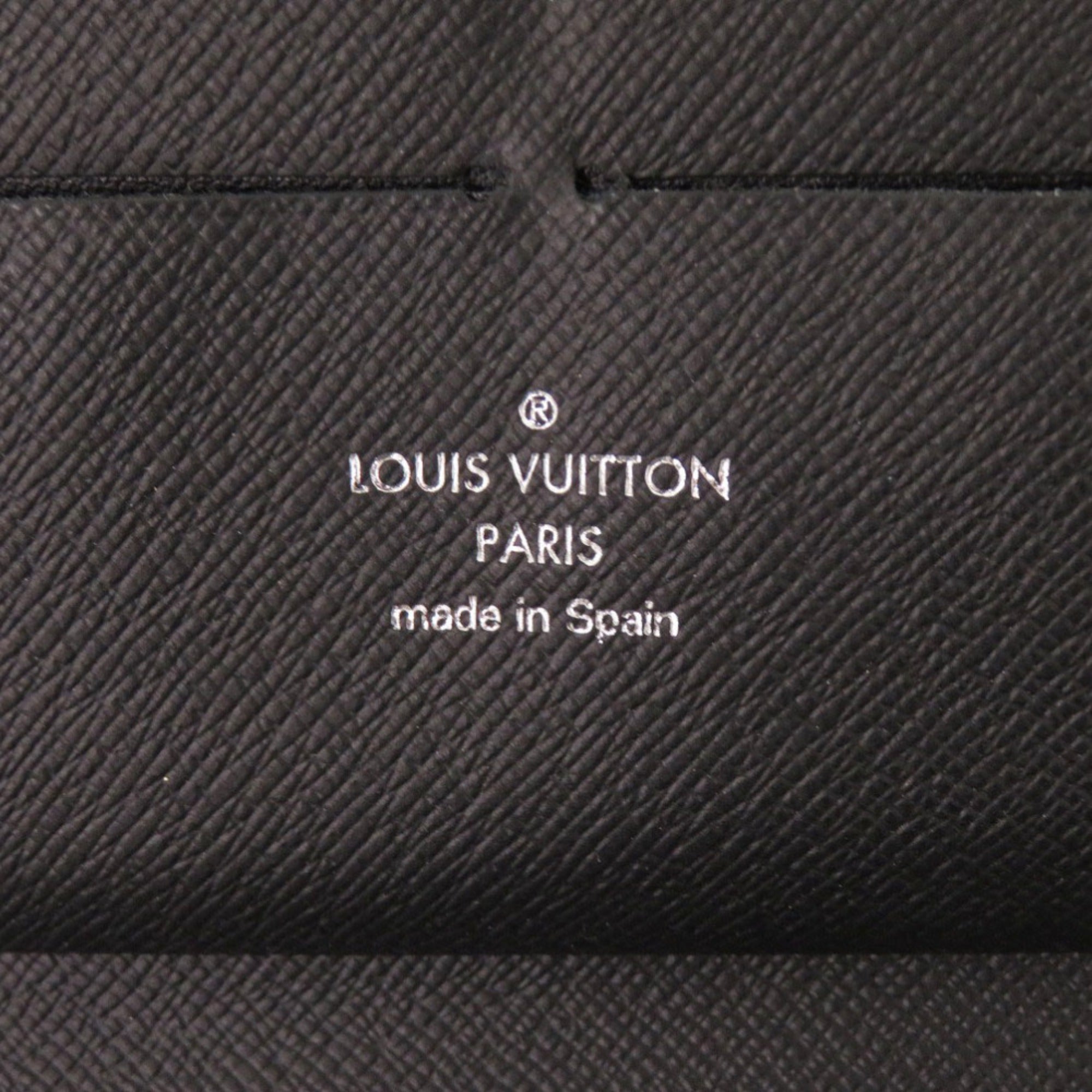 Louis Vuitton Black Taiga Leather Long Wallet (Bi-Fold) (Pre-Owned)