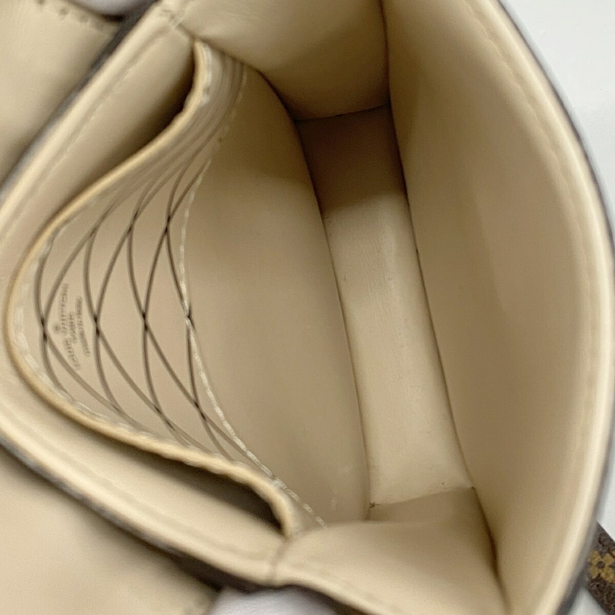 Louis Vuitton Brown Shoulder Bag (Pre-Owned)