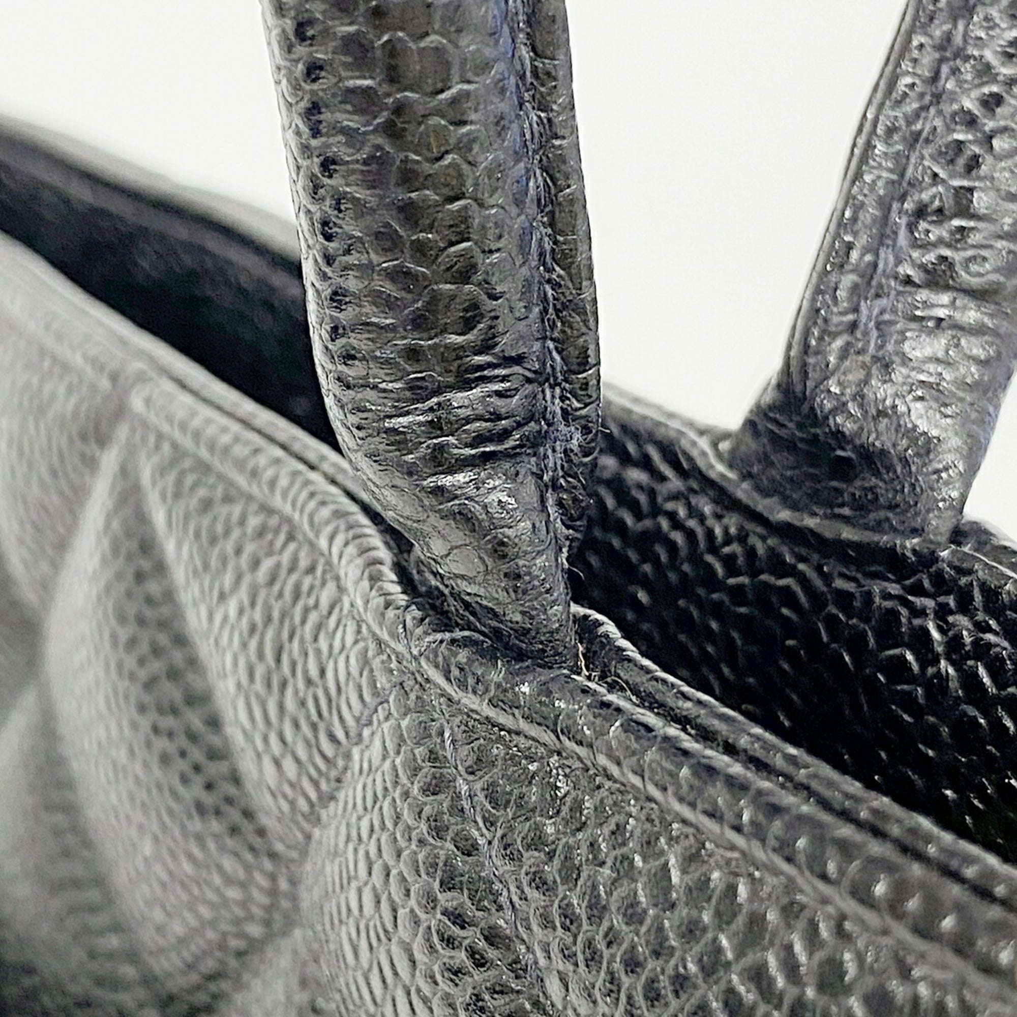 Chanel Black Grained Calfskin Tote Bag (Pre-Owned)