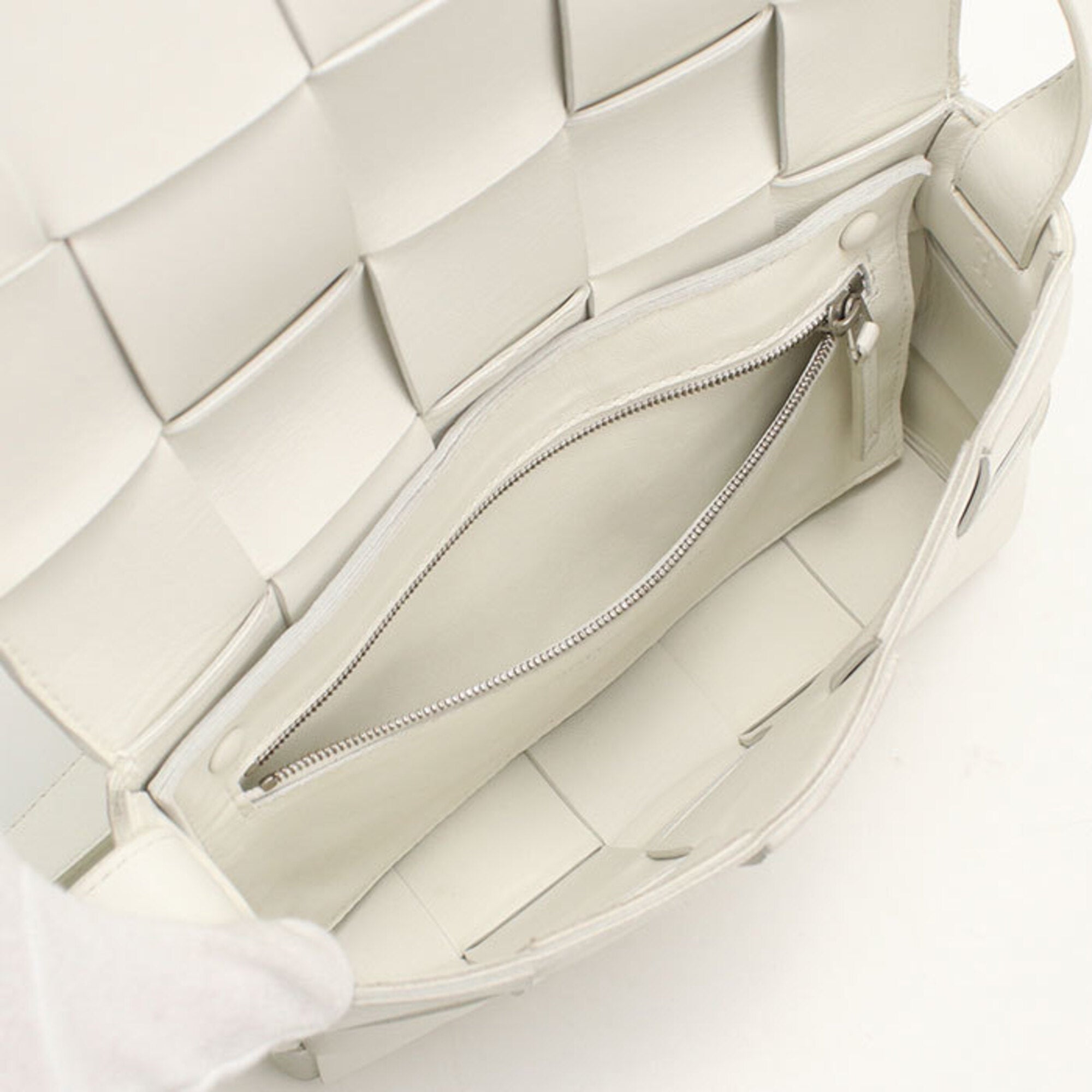 Bottega Veneta White Leather Shoulder Bag (Pre-Owned)