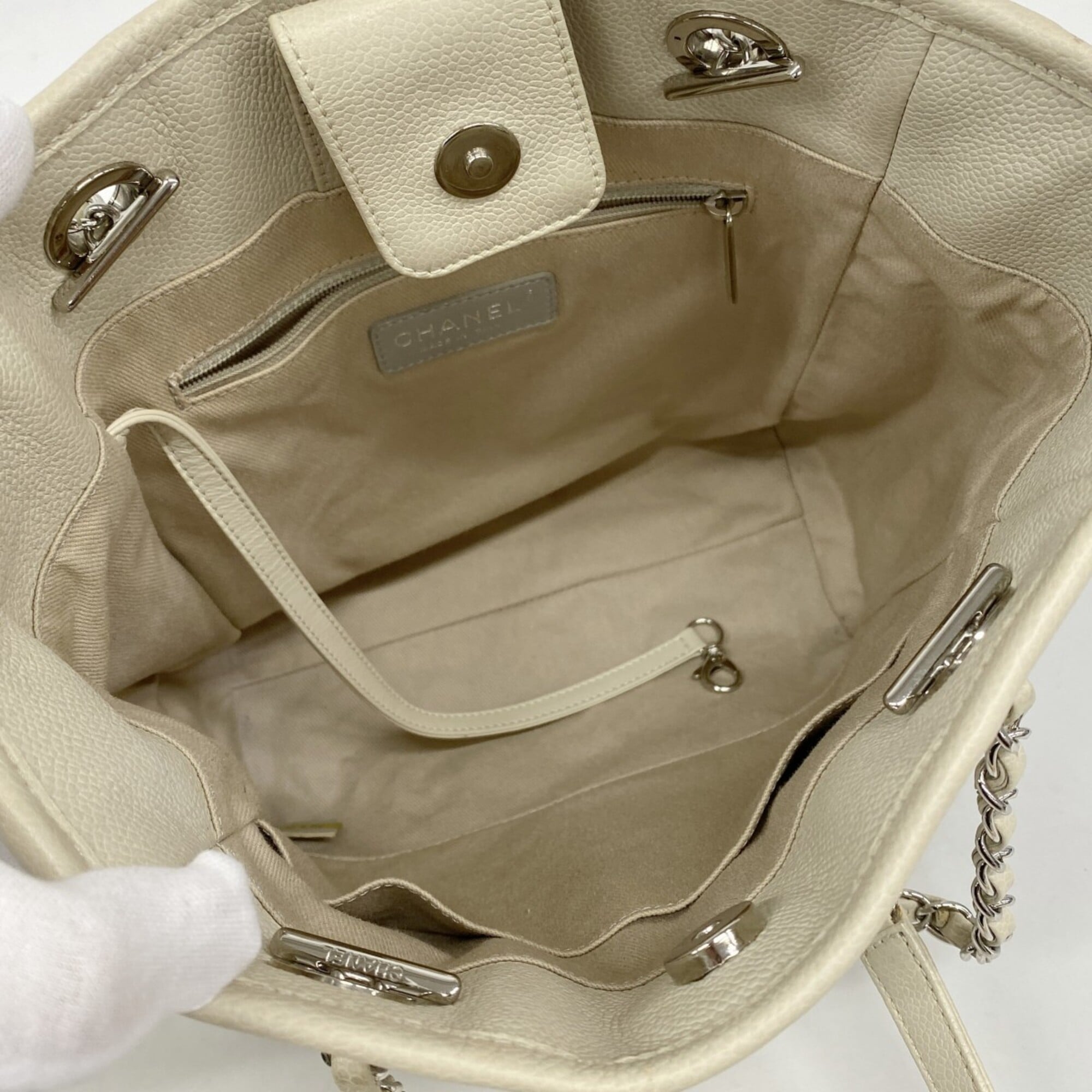 Chanel Ivory Leather Tote Bag (Pre-Owned)