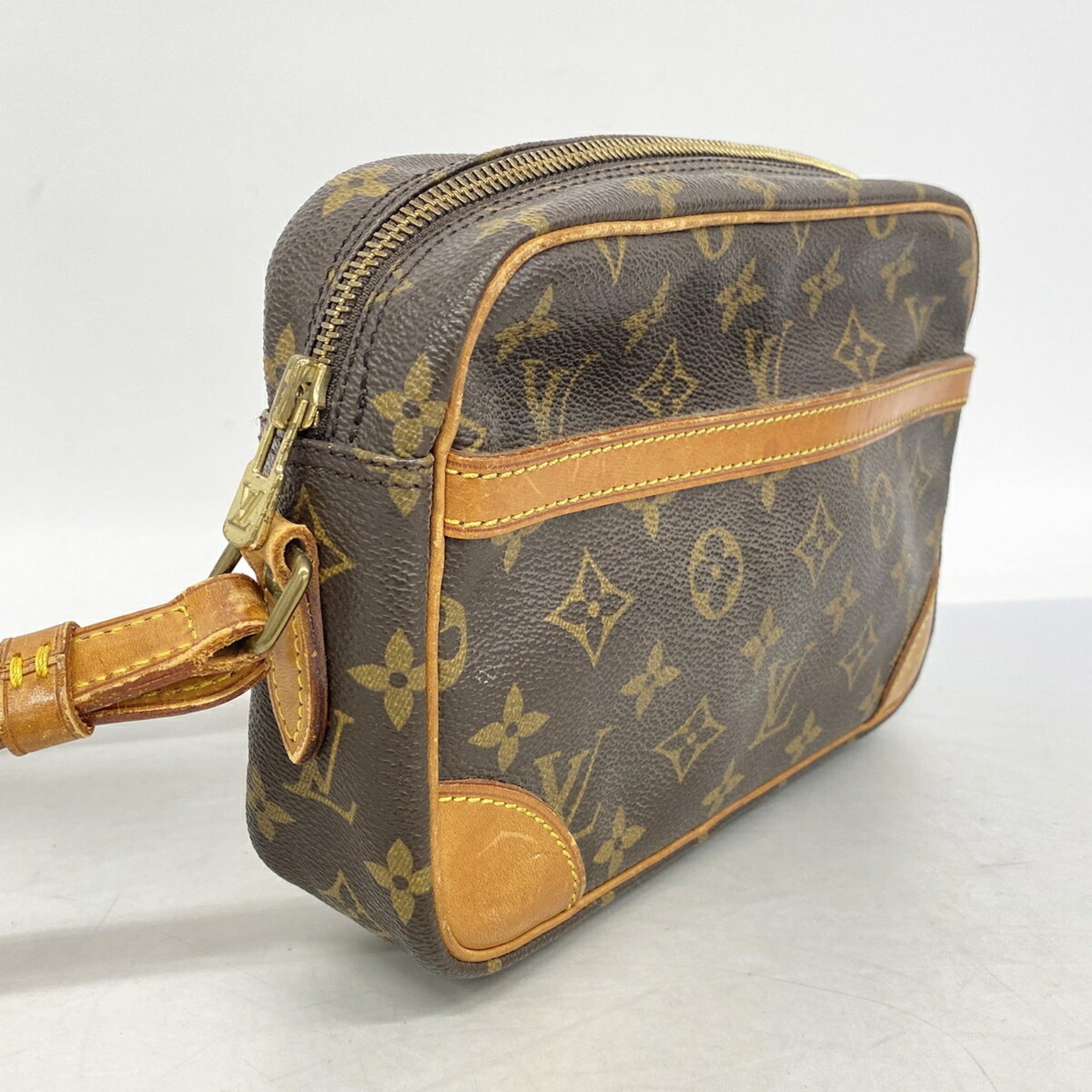 Louis Vuitton Brown Shoulder Bag (Pre-Owned)